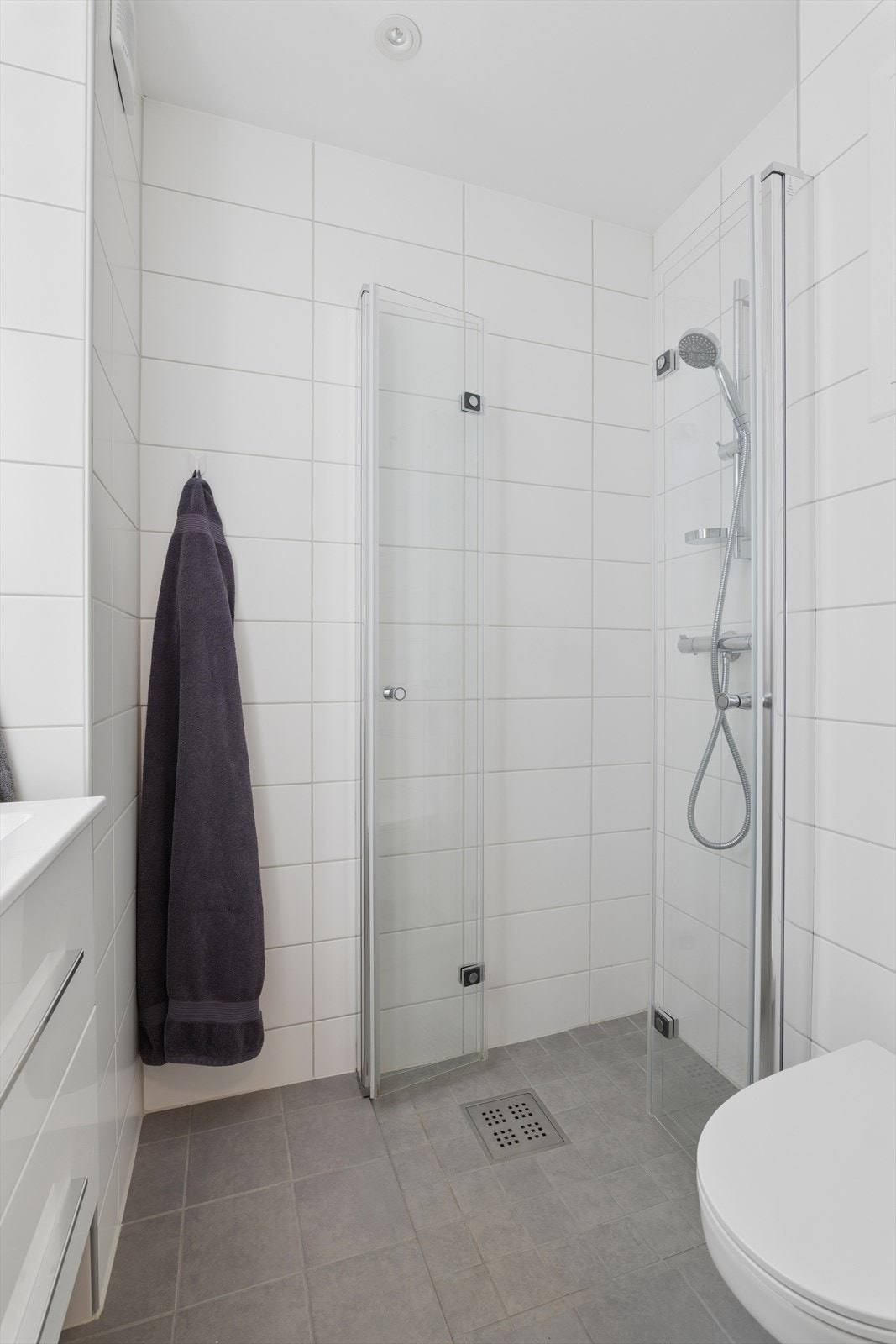Badeværelset har flislagt gulv med varmekabler og flislagte vegger Galleribilde