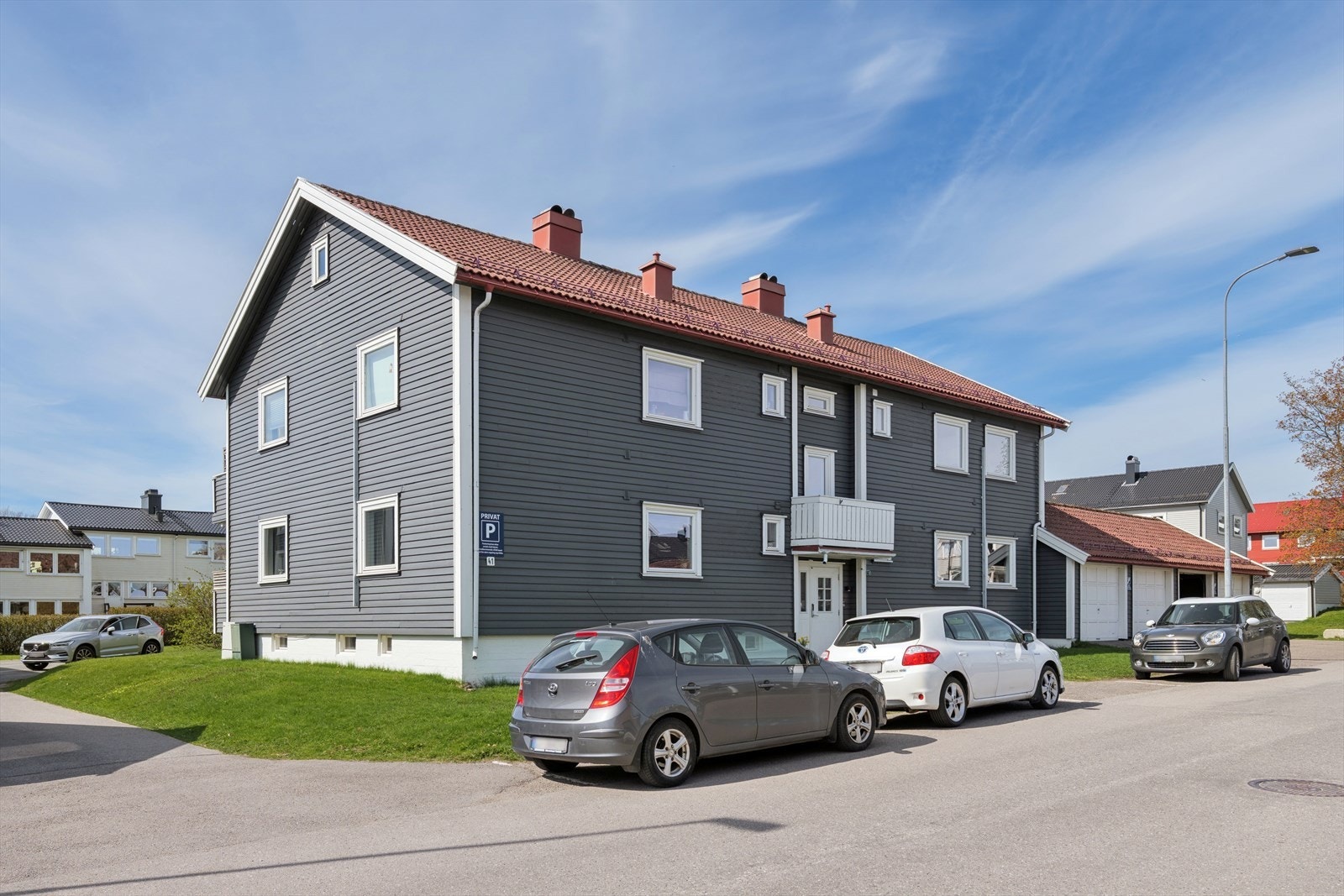 Pen andelsleilighet med stor solrik veranda. Leiligheten ligger i 1.etasje i seksmannsbolig og er et perfekt førstegangskjøp på attraktive Træleborg Galleribilde