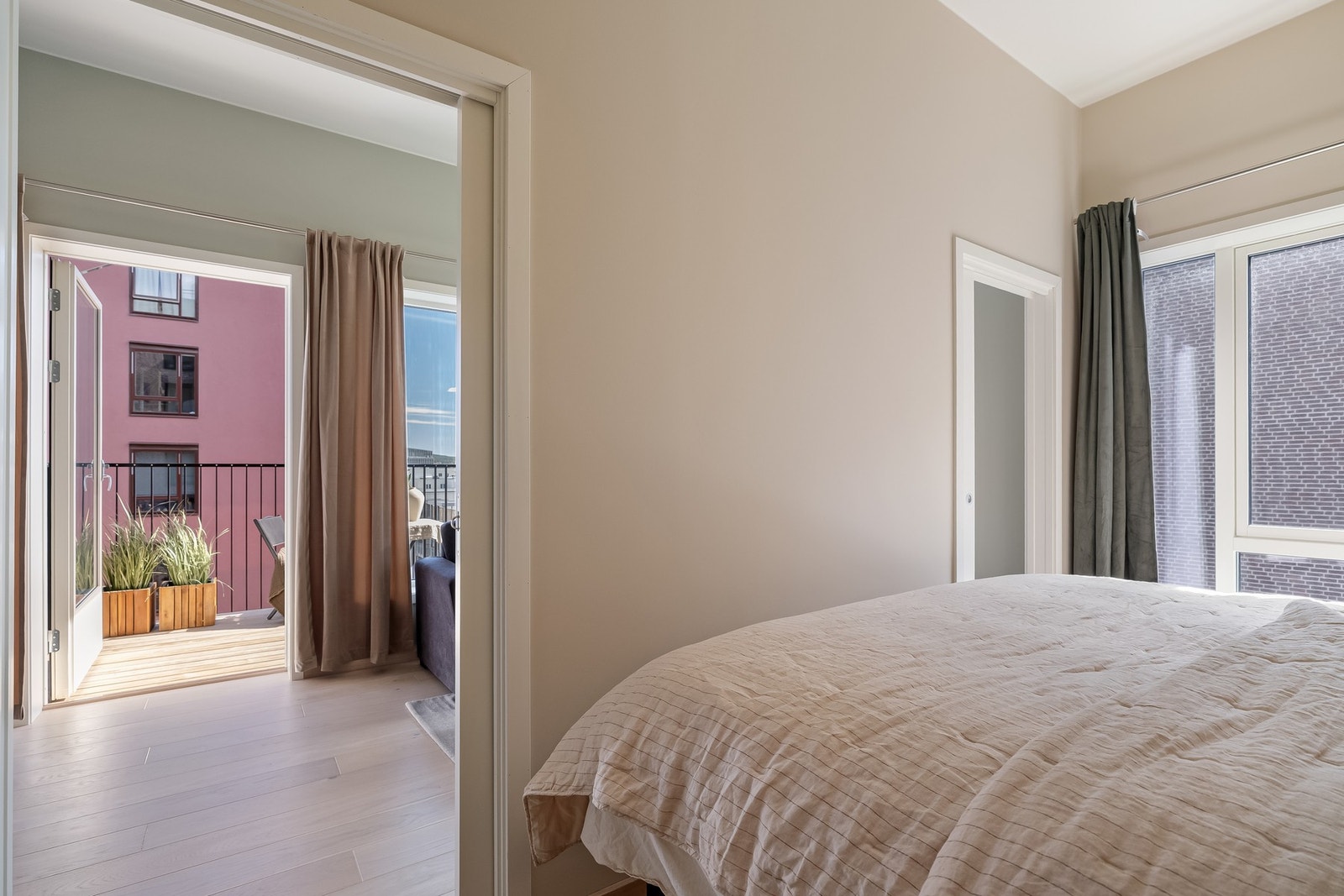 Adkomst til rommet via plassbesparende skyvedører. Galleribilde