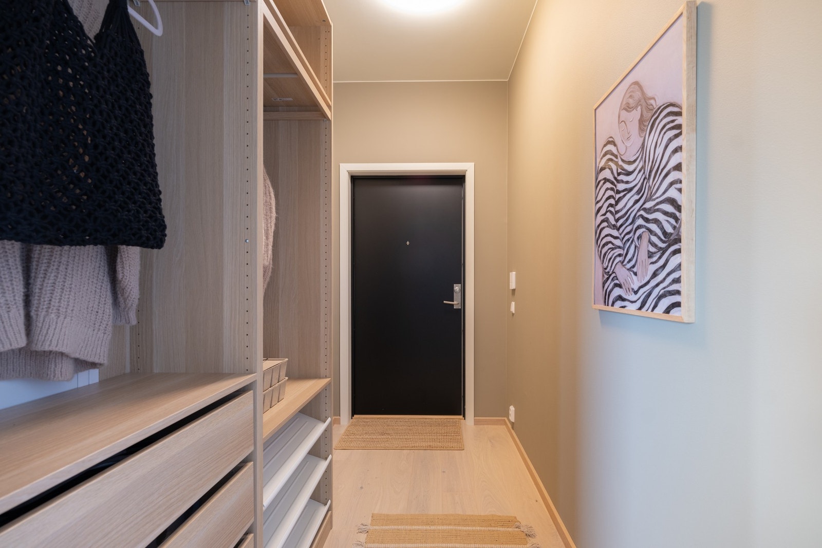 Godt med plass for yttertøyet i garderobeskapet som medfølger. Galleribilde