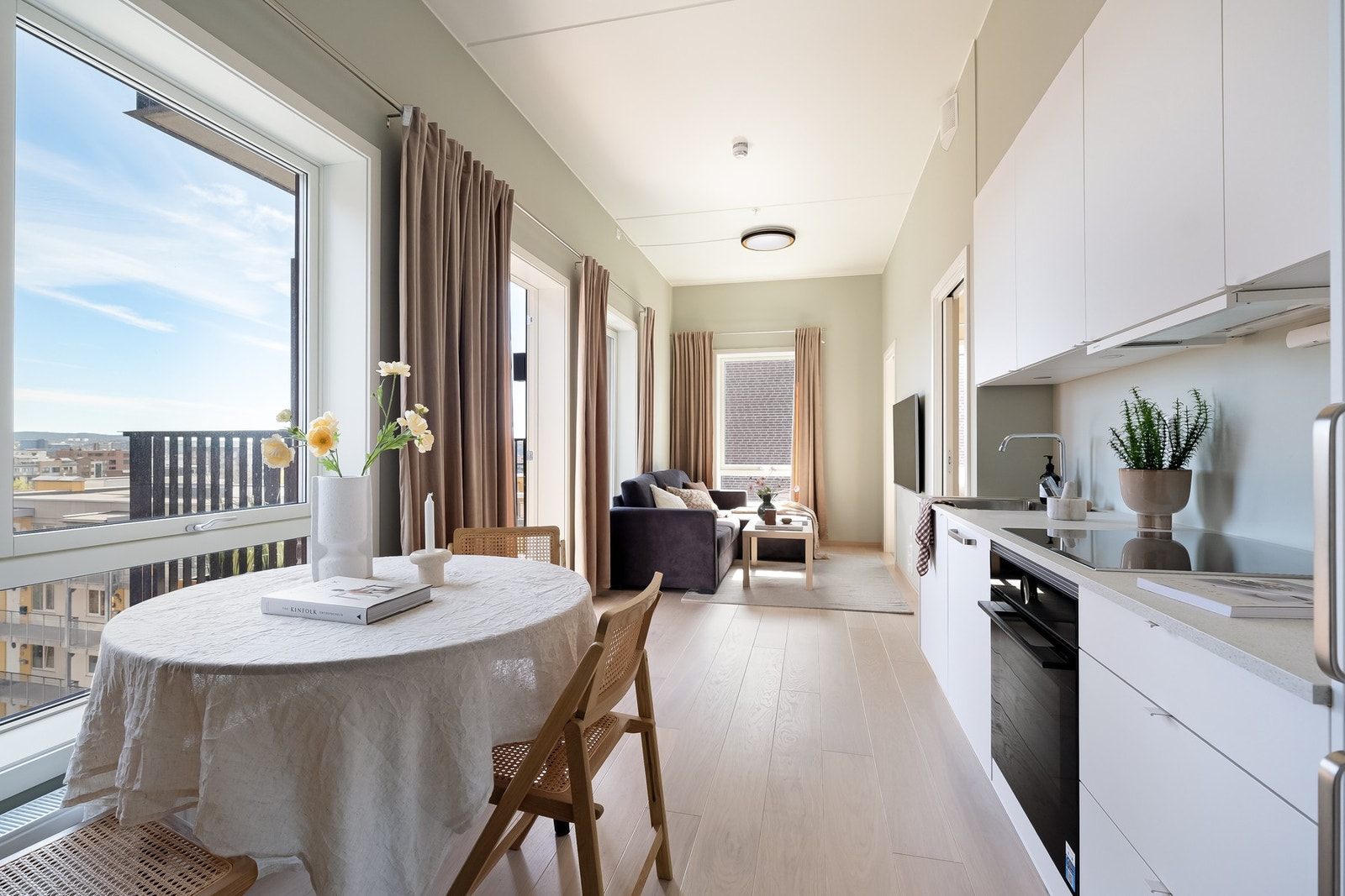 Ved kjøkkenet er det plass til spisebord. Galleribilde