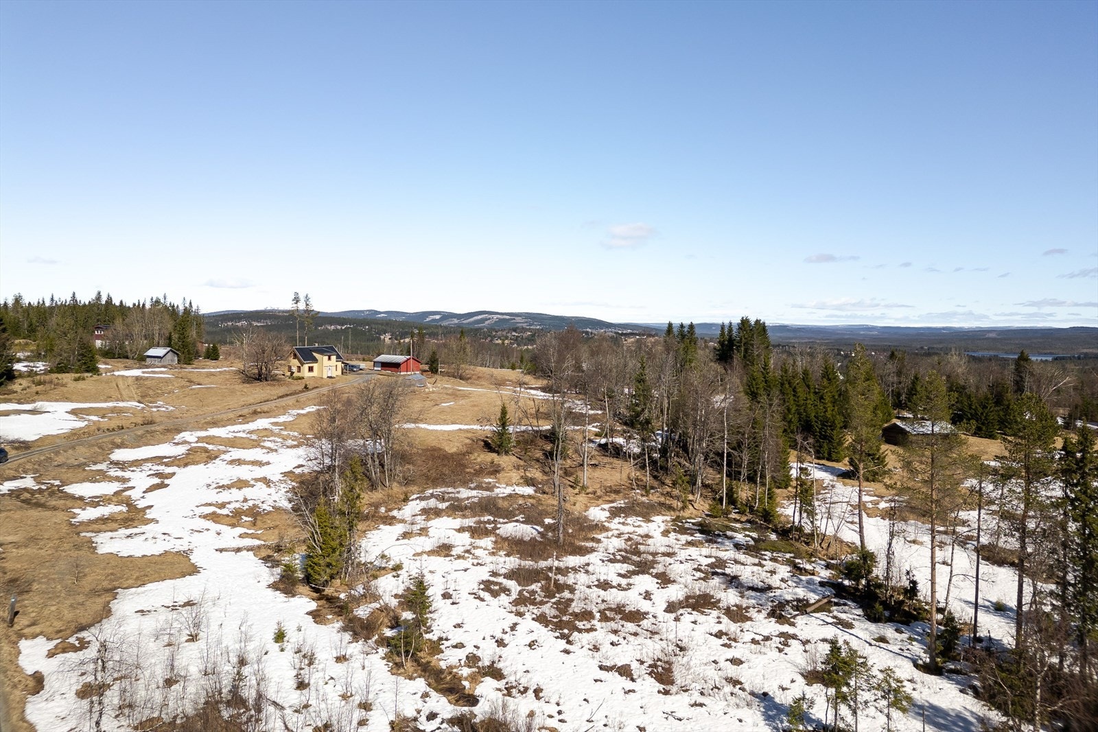 Fra eiendommen er det ca. 8 km til nærbutikk og bensinpumpe i Søre Osen. Det er ca. 300 meter til bussforbindelse ved Midtskogberget (linje 150 og 833). Galleribilde