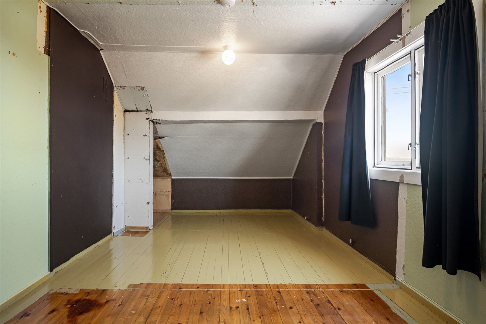 Soverom i 2. etasje. Rommet har lakkert tregulv som er delvis malte. Galleribilde