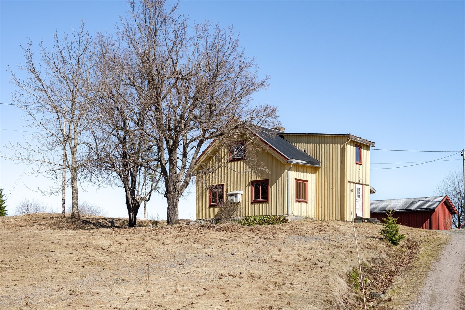 Eiendommen "Volden" er bebygd med en enebolig fra 1880, en garasje med boder fra 1988, en carport fra 2004, et uthus og et skytterhus. Galleribilde