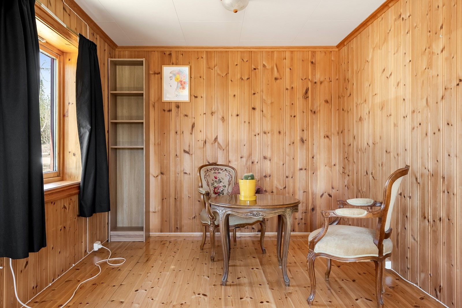 Stuen er romslig og kan fint innredes med ulike soner og flere sittegrupper. Galleribilde