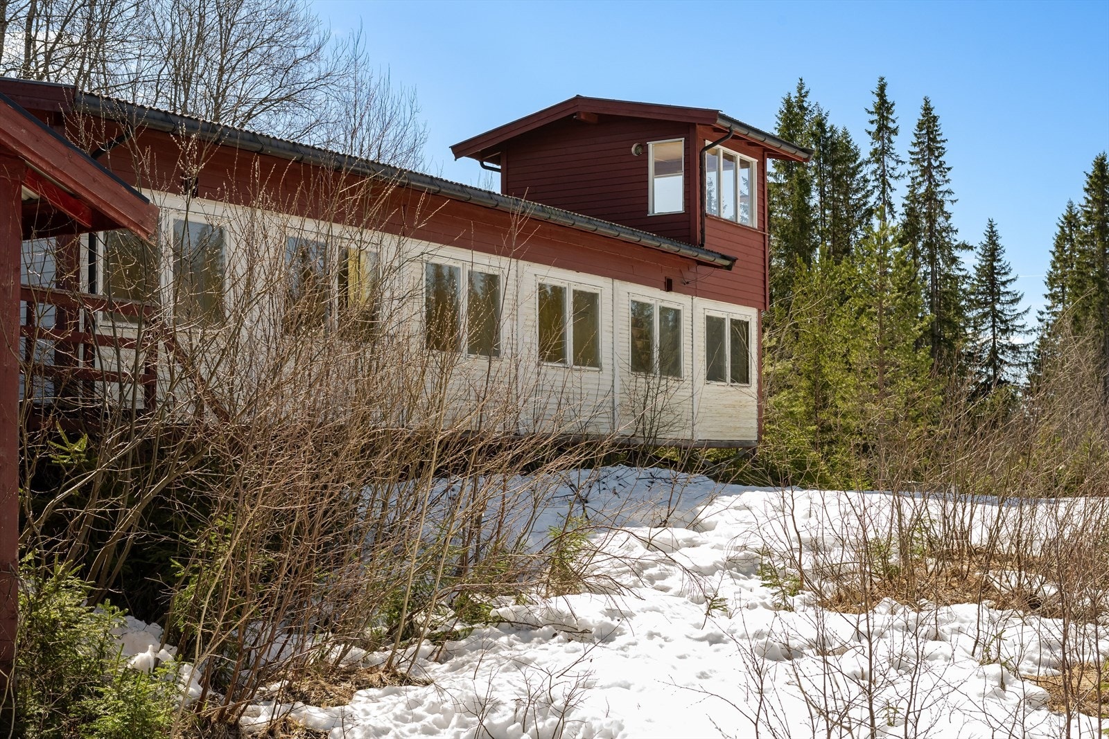 Skytterhus med ca. 110m² i 1. etasje, samt 8m² i 2. etasje. Bygningen inneholder flere innredede rom i tillegg til kjøkken og toalettrom. Galleribilde