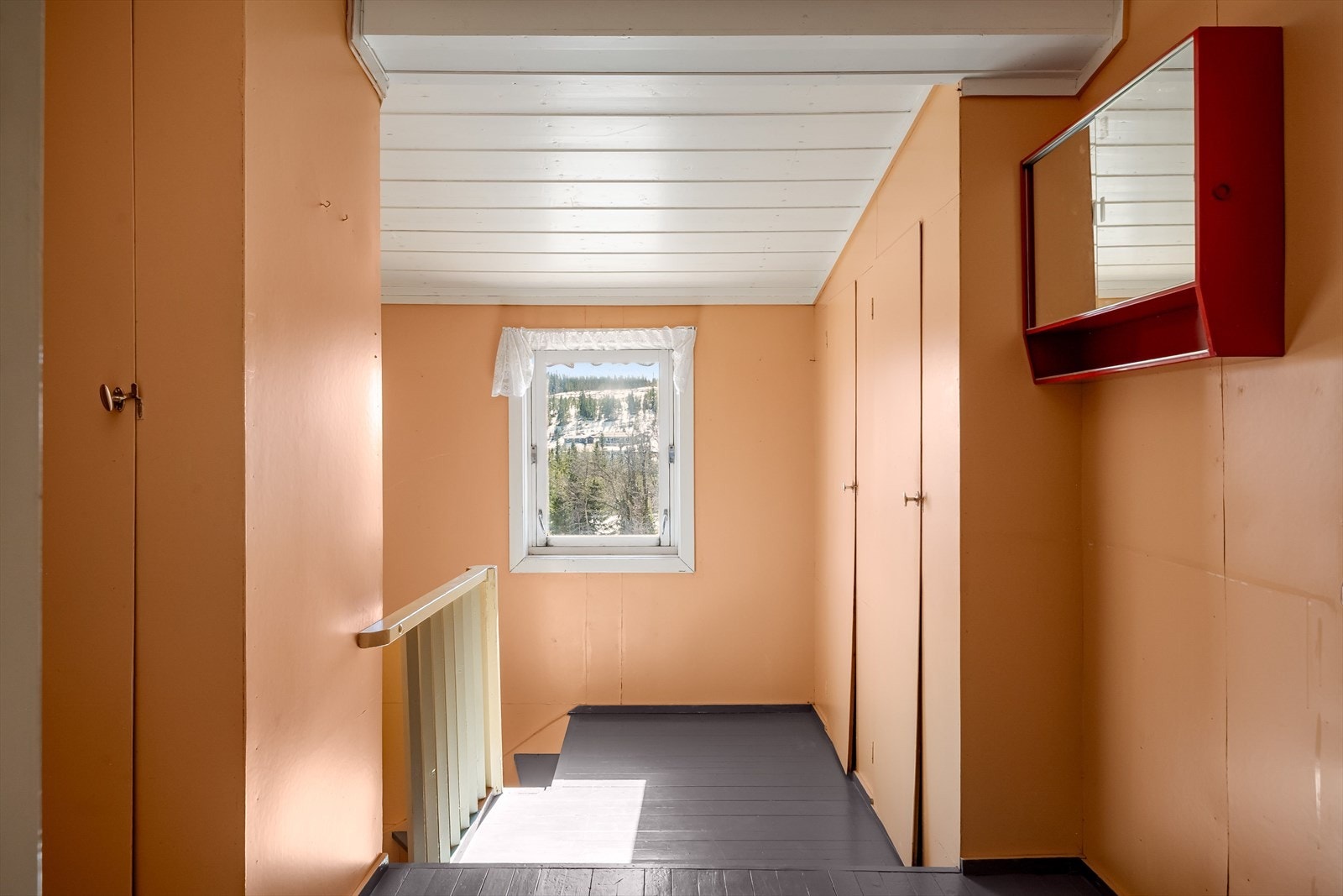 Gang/trapperom i 2. etasje med flere plassbygde garderobeskap. Galleribilde