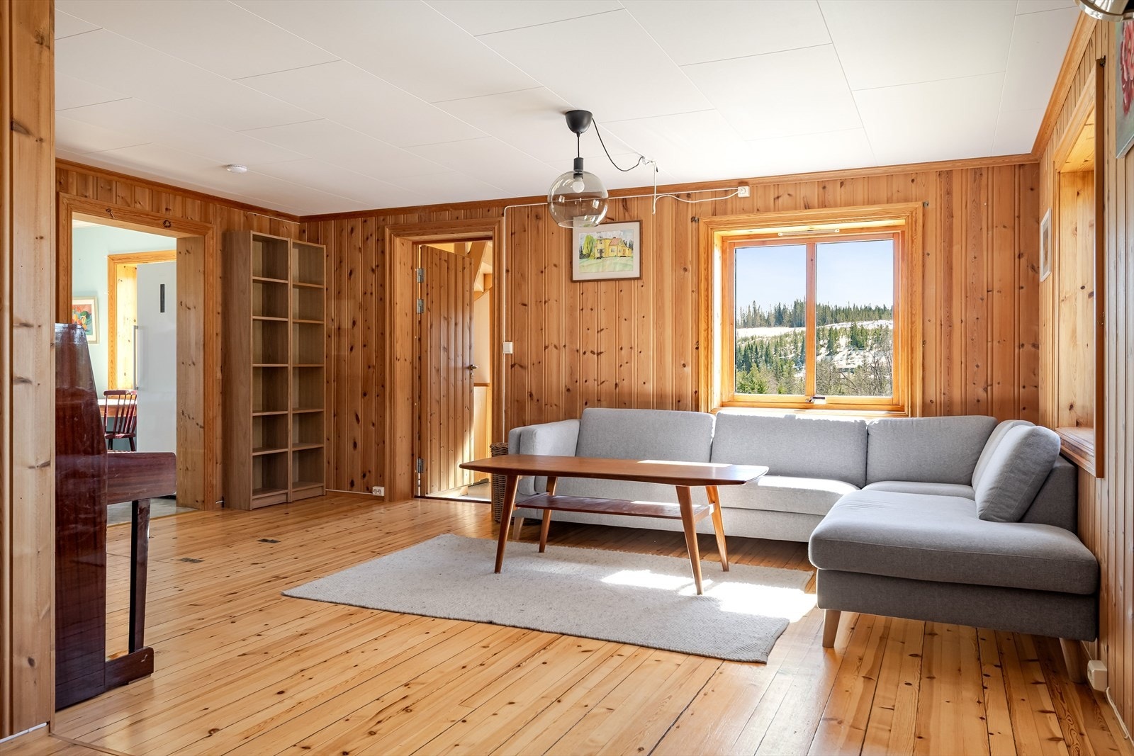 Stuen er det naturlige oppholdsrommet i boligen, og er et trivelig rom med fint utsyn. Galleribilde