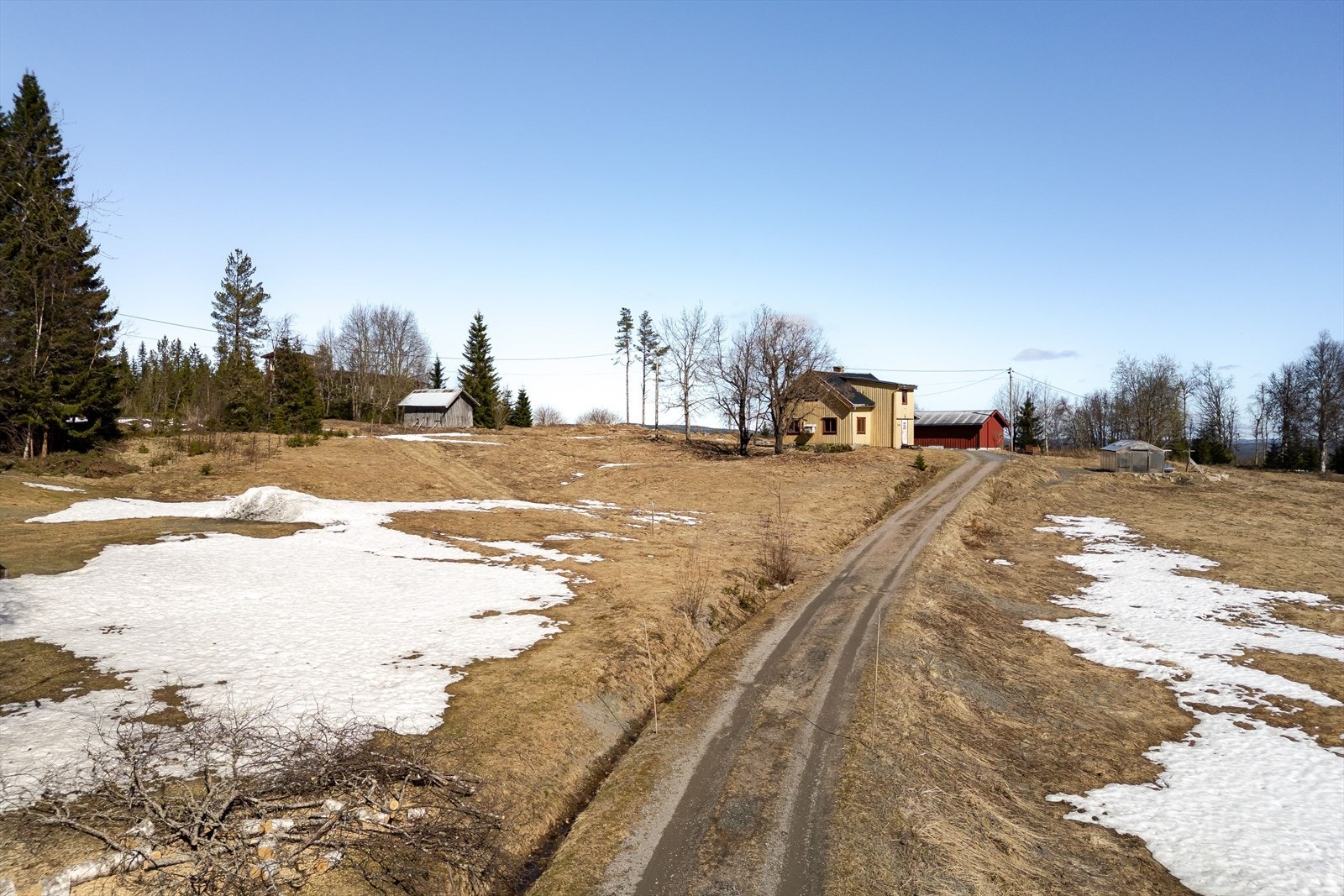Småbruket ligger i grenda Midtskogberget i Tørberget, vest i Trysil kommune. Et rolig område preget av spredt landbruk og boligbebyggelse. Beliggenheten innbyr til et aktivt friluftsliv. Galleribilde