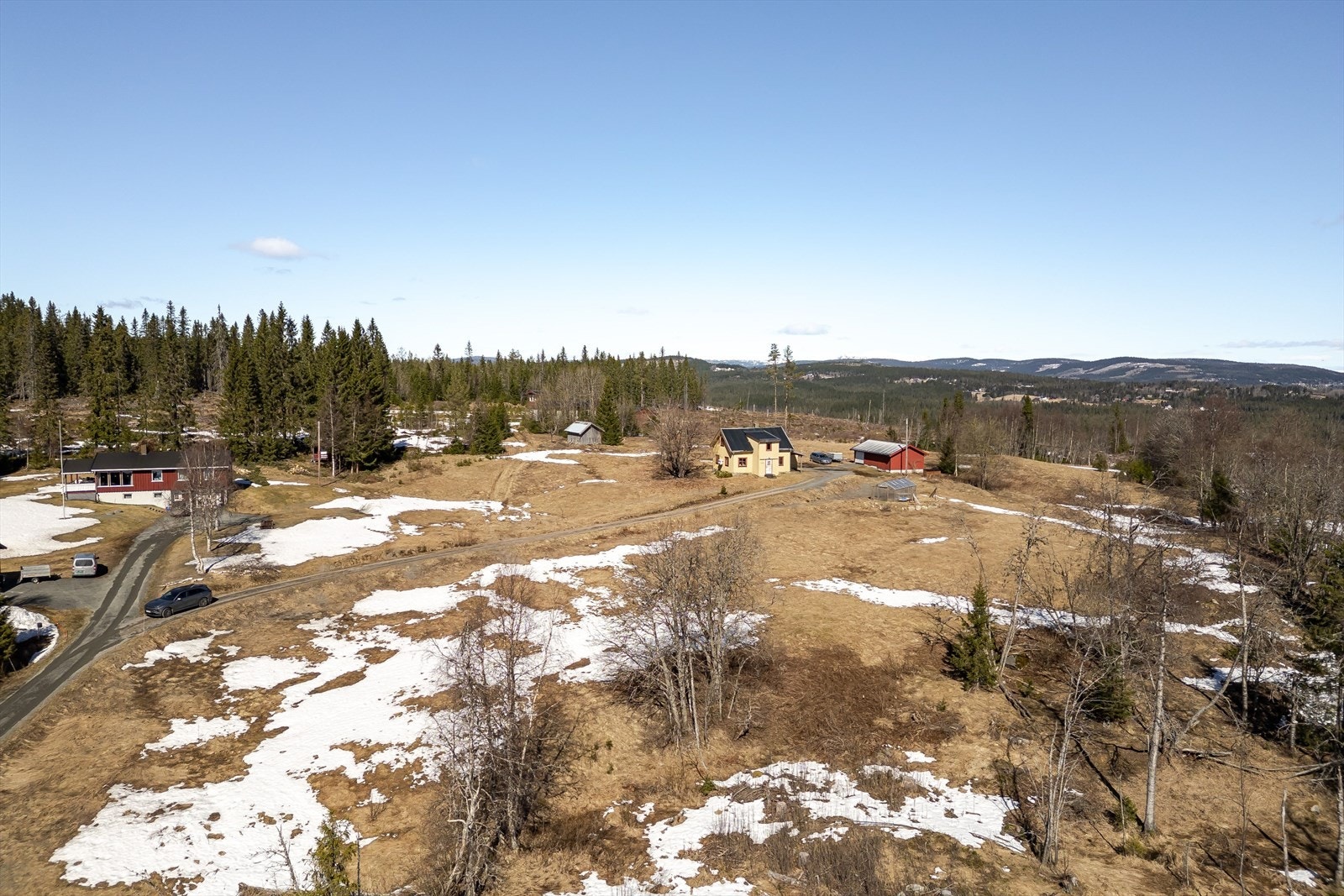 Innbygda, Trysils kommunesentrum, ligger ca. 29 km fra denne eiendommen og har de fleste samfunnsmessige fasiliteter som barnehager, skoler, rådhus, offentlige tjenester, restauranter m.m. Galleribilde