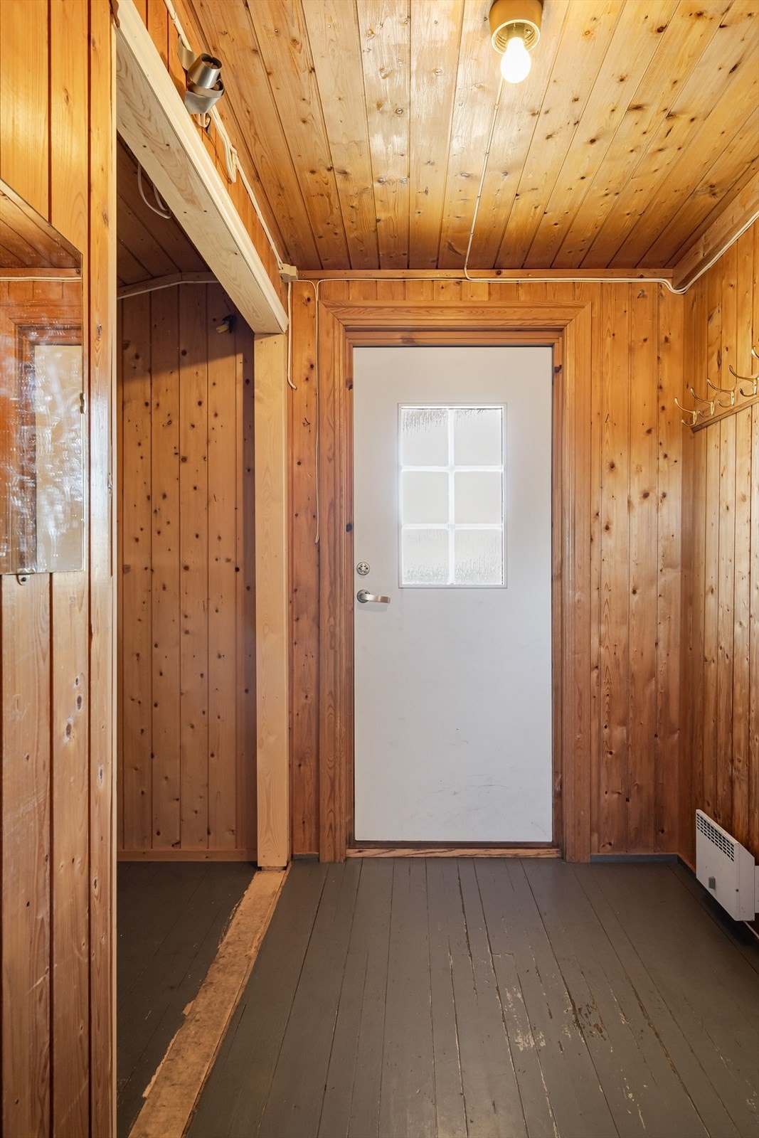 Du ønskes velkommen inn i en entré med åpen bod. Galleribilde
