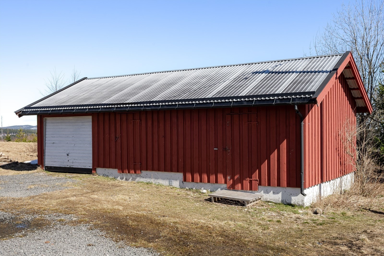 Eiendommen er også bebygd med garasje på 52m² som består av garasje og 2 boder, et uthus på 19m² og en carport på ca. 59m². Galleribilde