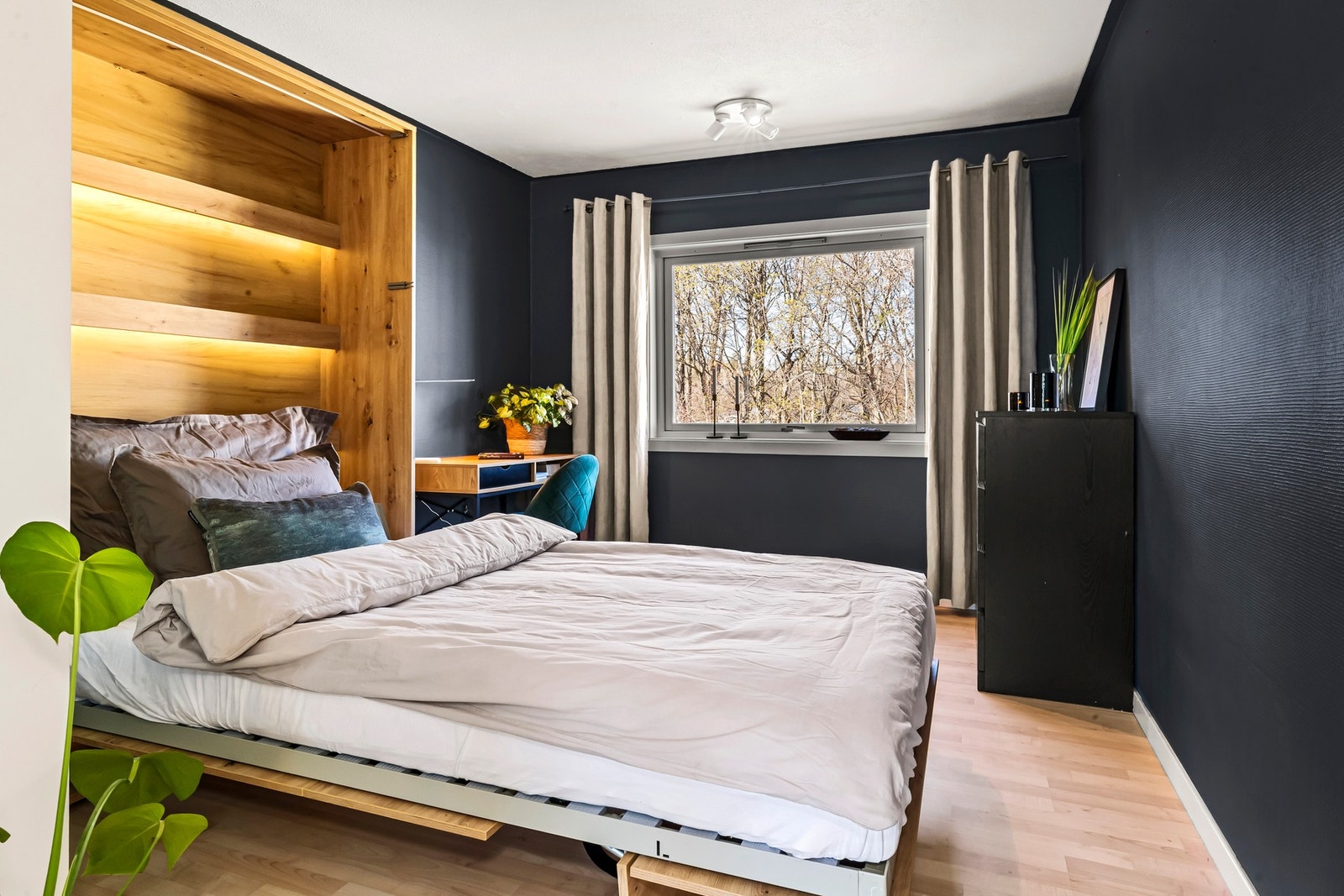 Smart løsning med plassbesparende seng som enkelt kan vendes ned når gjester kommer. Galleribilde