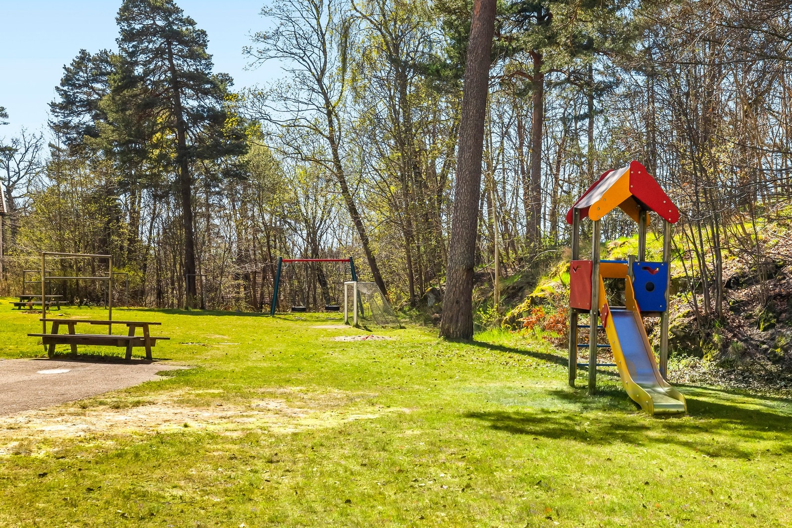 Det er oppmerkede og uoppmerkede parkeringsplasser til bruk for beboerne i borettslaget, og flotte grøntarealer i umiddelbar nærhet. Galleribilde