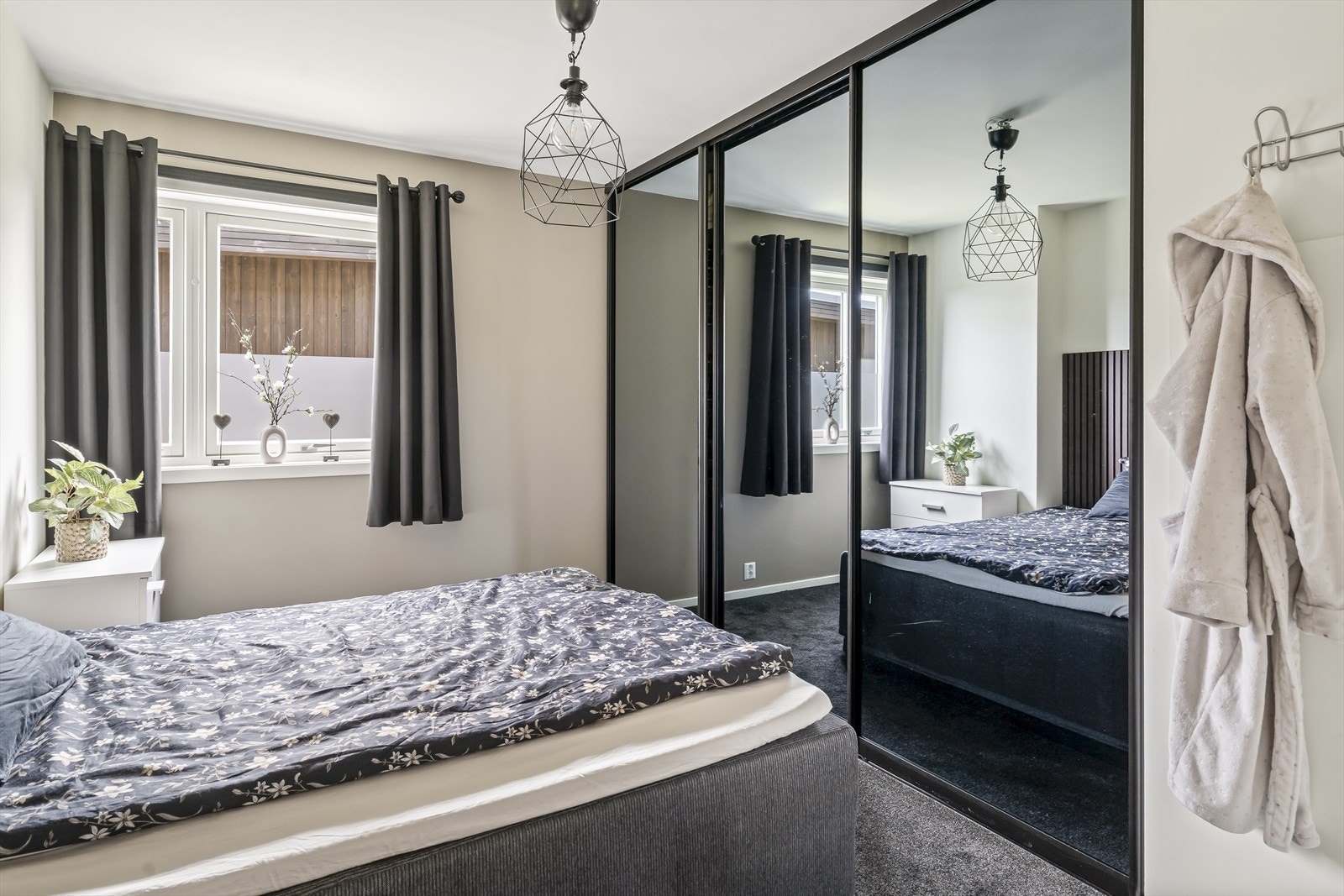 Hovedsoverommet er av god størrelse og utstyrt med stor skyvedørsgarderobe som gir rikelig med lagringsplass. Galleribilde