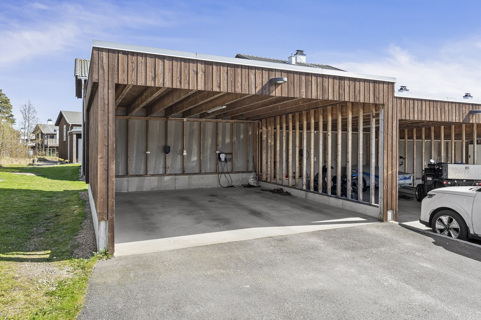 Parkering i carport, i umiddelbar nærhet til leiligheten. Galleribilde