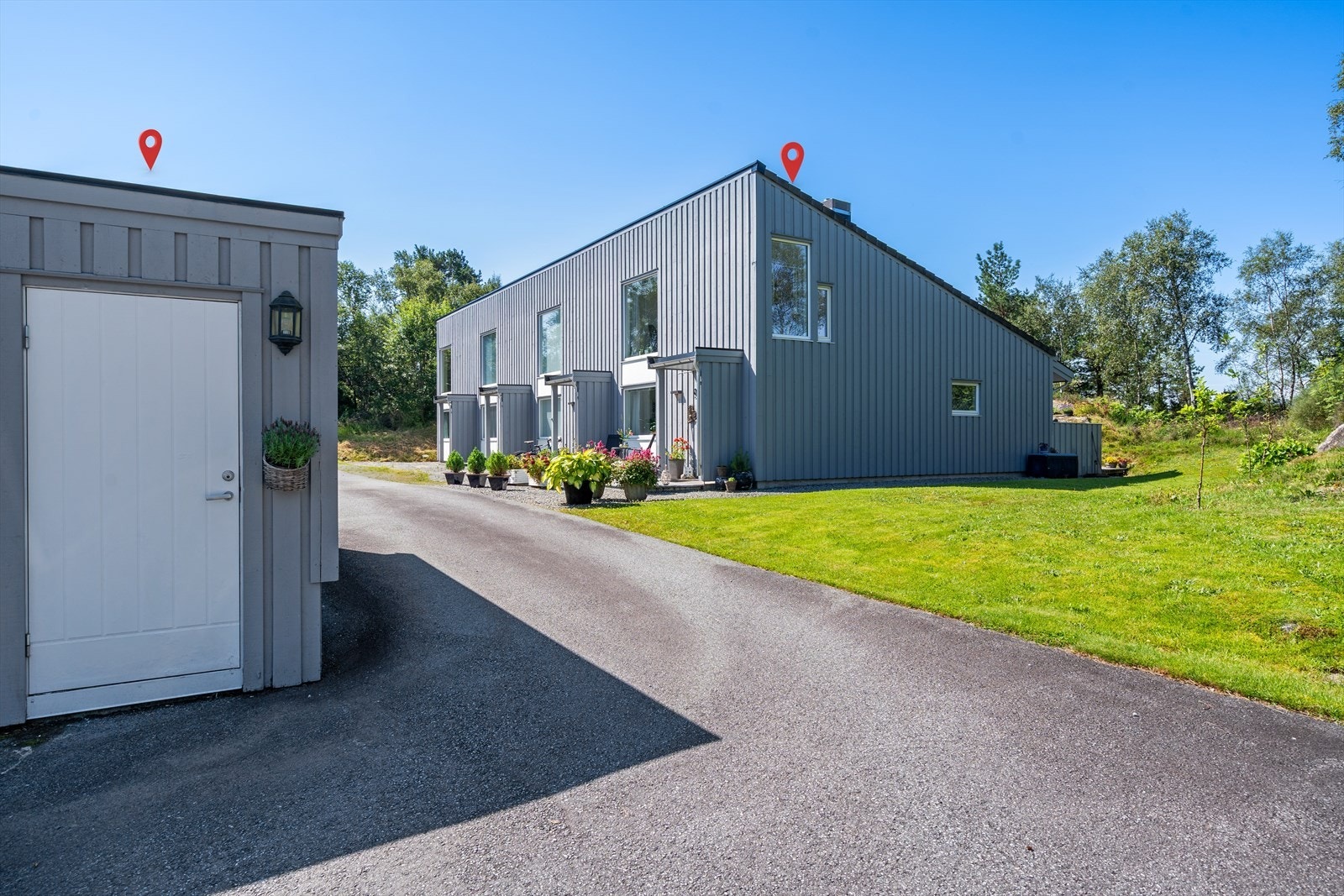 En separat bod i rekke på 7 m² gir rikelig med lagringsplass for sykler og utstyr. Galleribilde