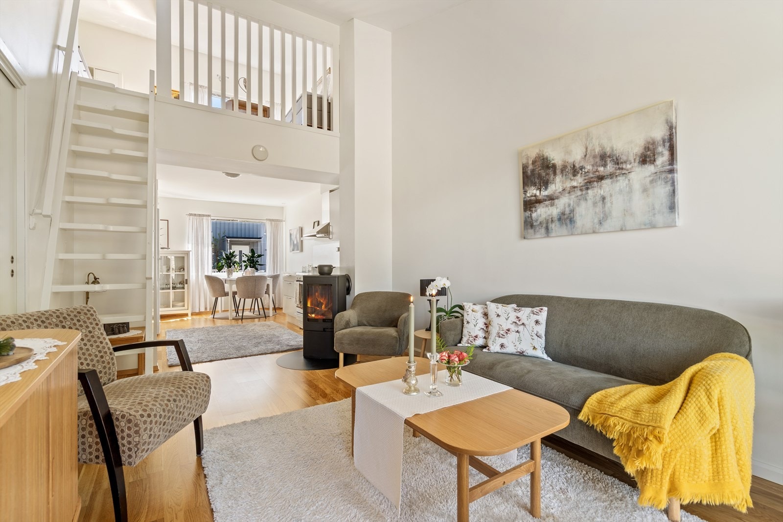En vedovn, montert i 2016, gir både varme og hygge i stuen på kalde dager. Galleribilde