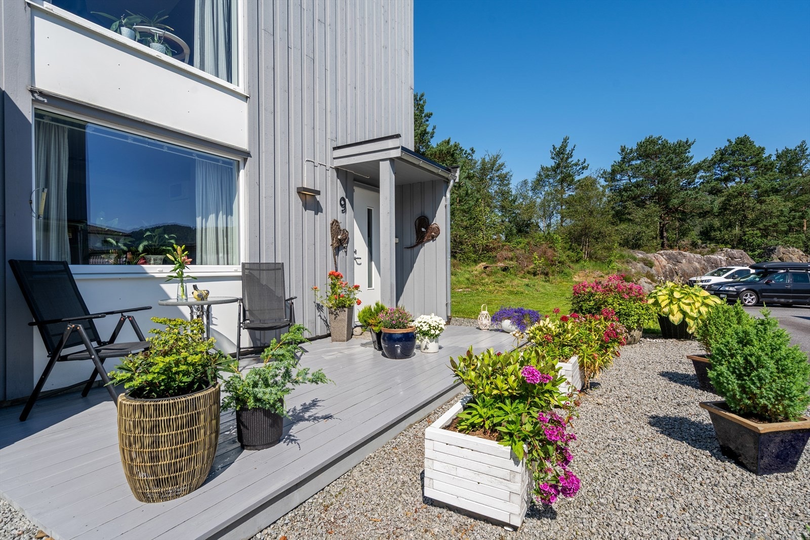 Ved inngangspartiet er det en hyggelig uteplass med rom for en liten sittegruppe. Galleribilde