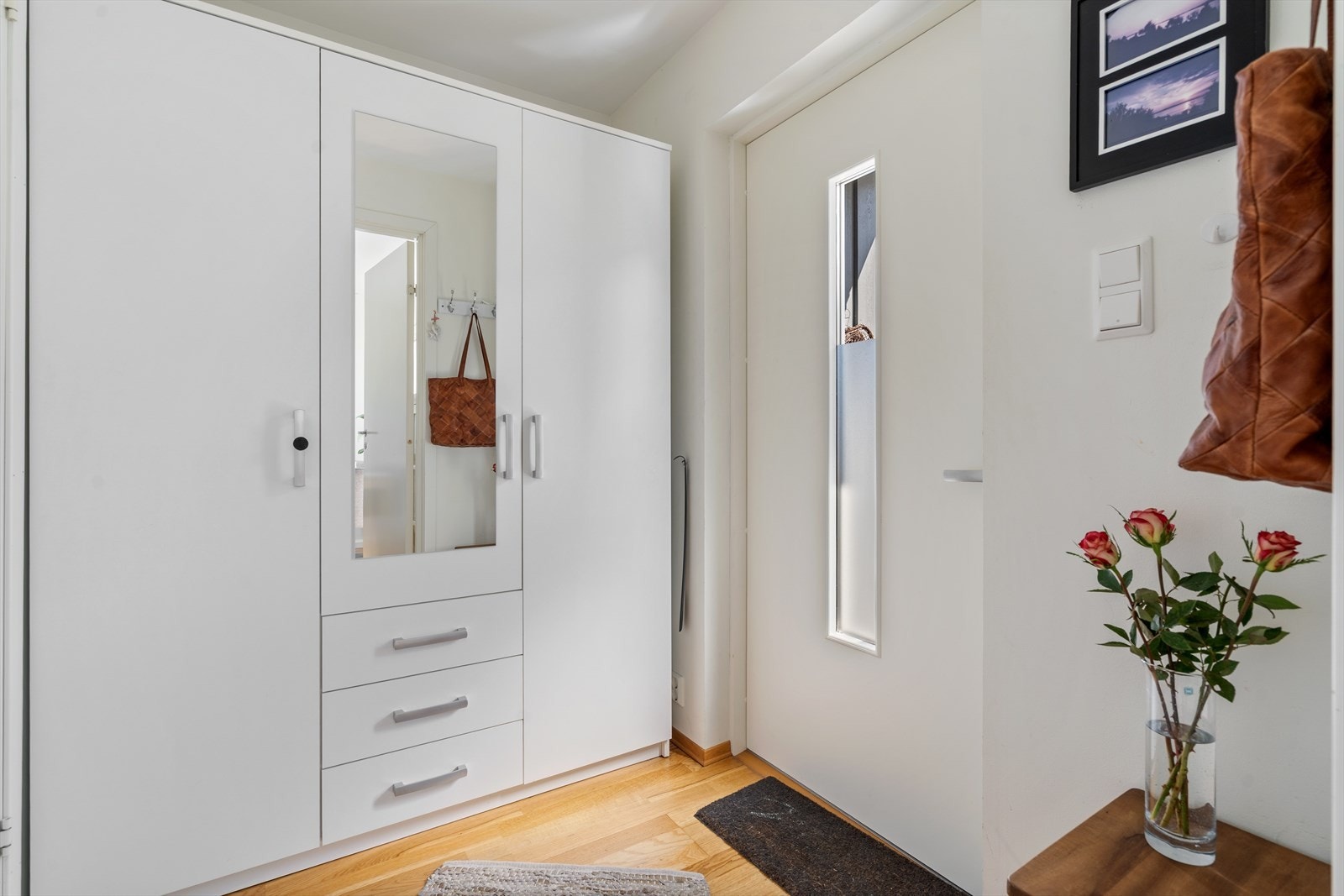 Entréen ønsker velkommen inn med parkett på gulvet og plass til yttertøy. Galleribilde