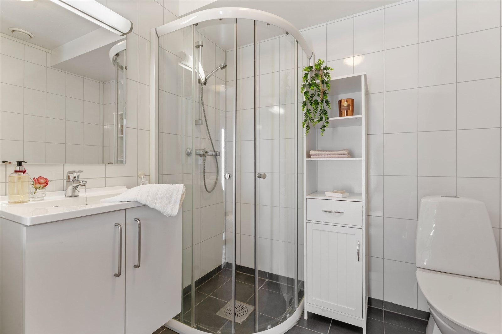 Badet har flislagt gulv med elektriske varmekabler og praktiske baderomsplater på veggene. Galleribilde