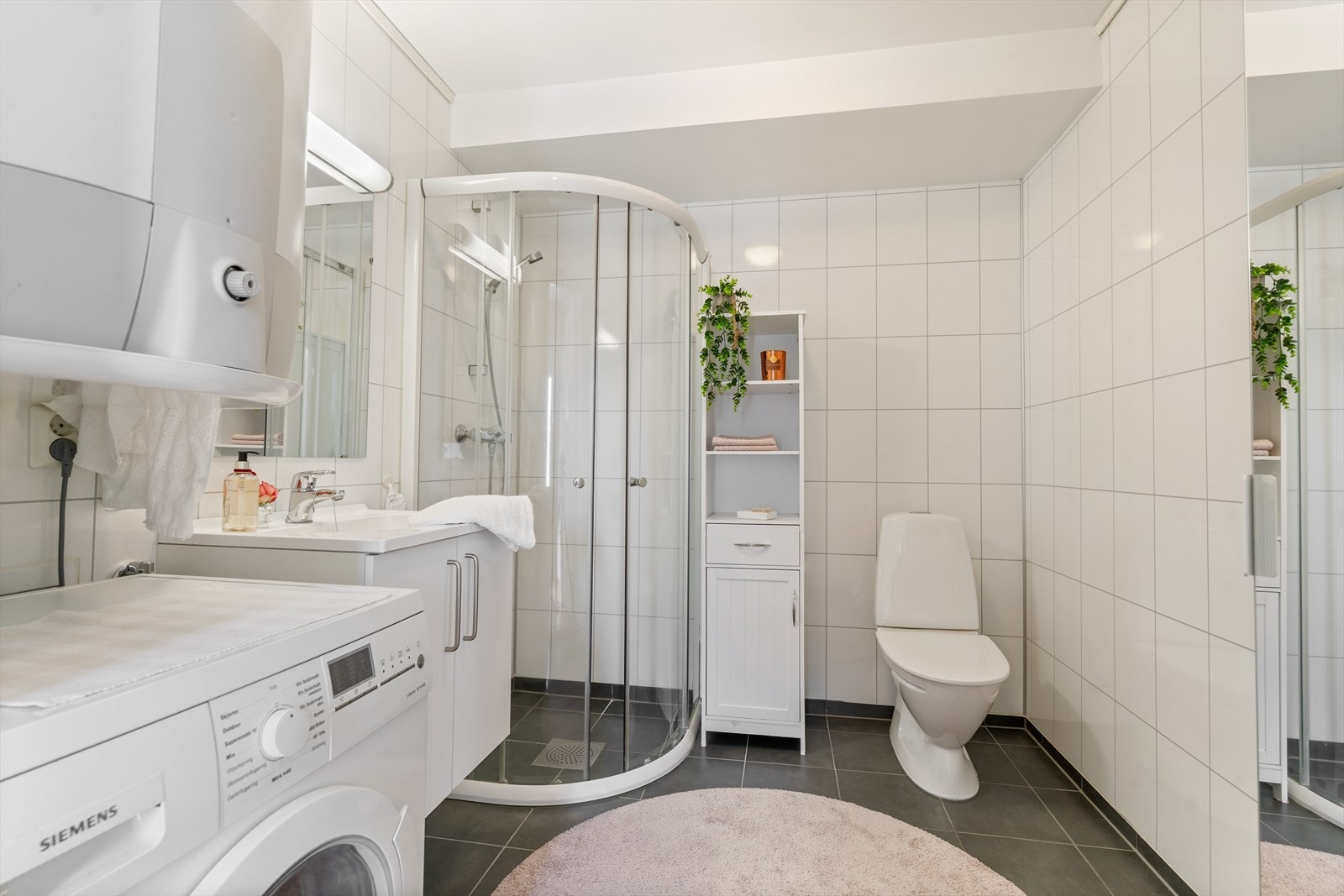 Badet fungerer også som vaskerom, med opplegg for vaskemaskin og god plassutnyttelse. Galleribilde
