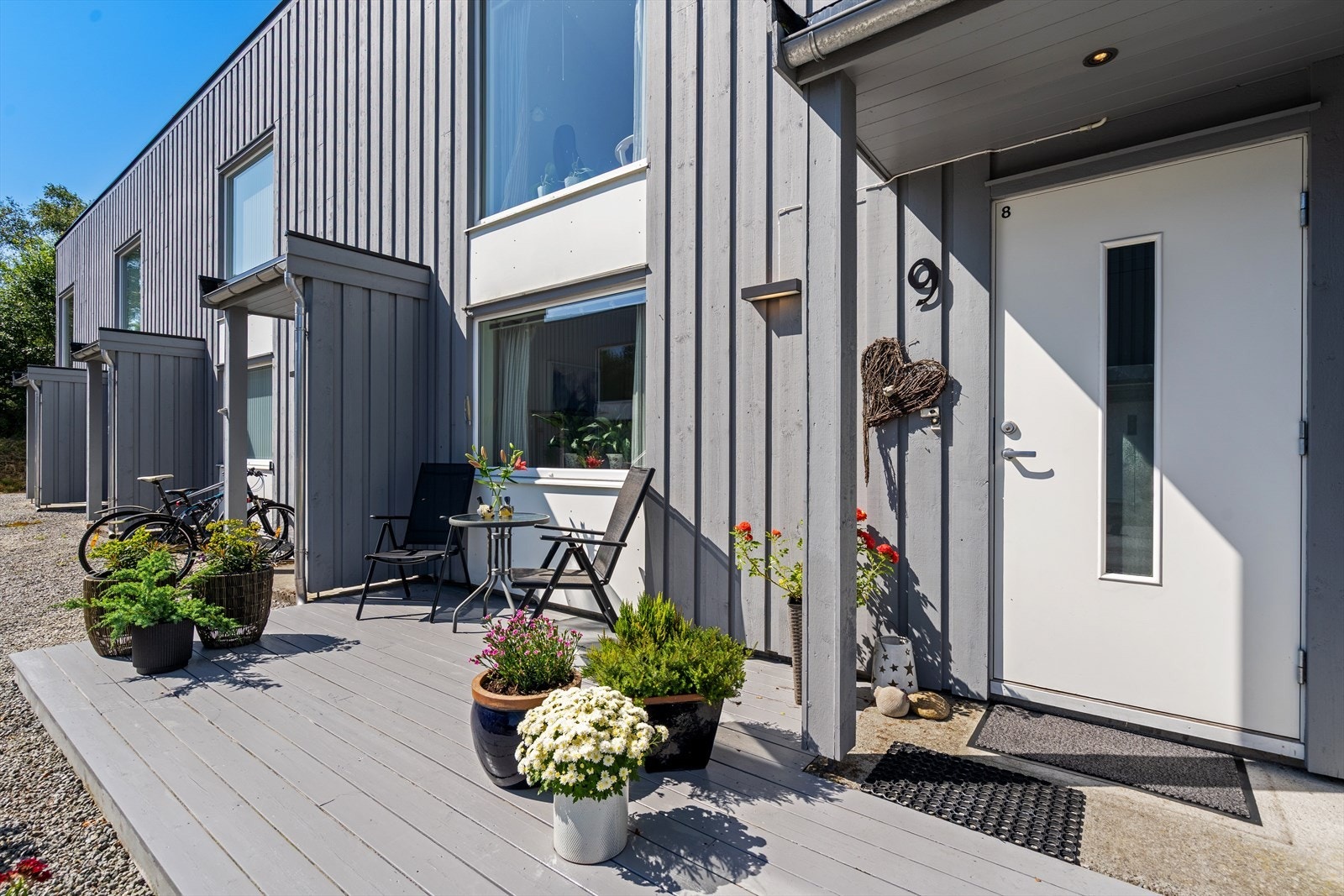 Fasaden har stående bordkledning, som gir et stilrent og vedlikeholdsvennlig uttrykk. Galleribilde