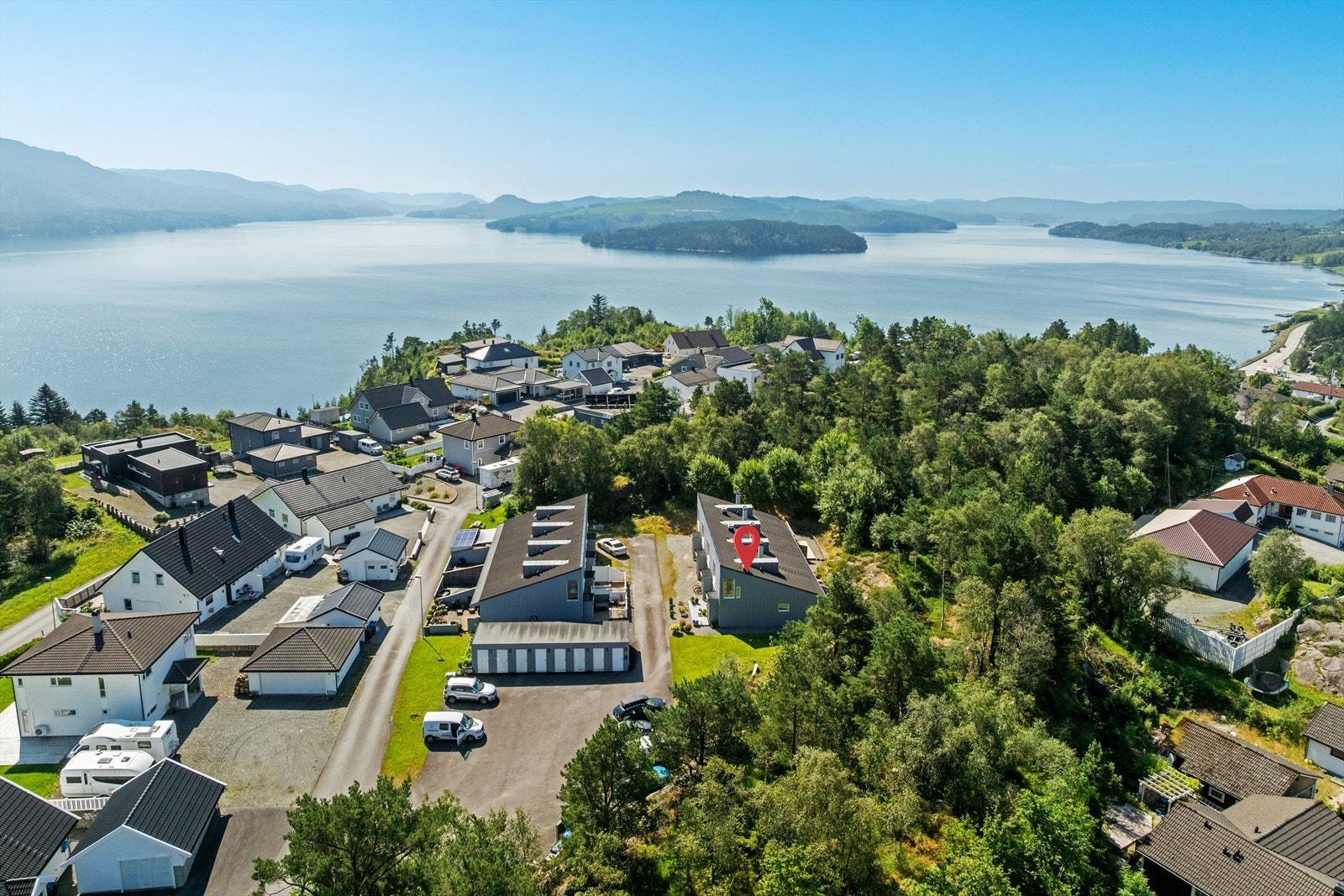 Fra boligen er det kort vei til dagligvarebutikk, med Kiwi Isvik kun 8 minutters gange unna. Galleribilde