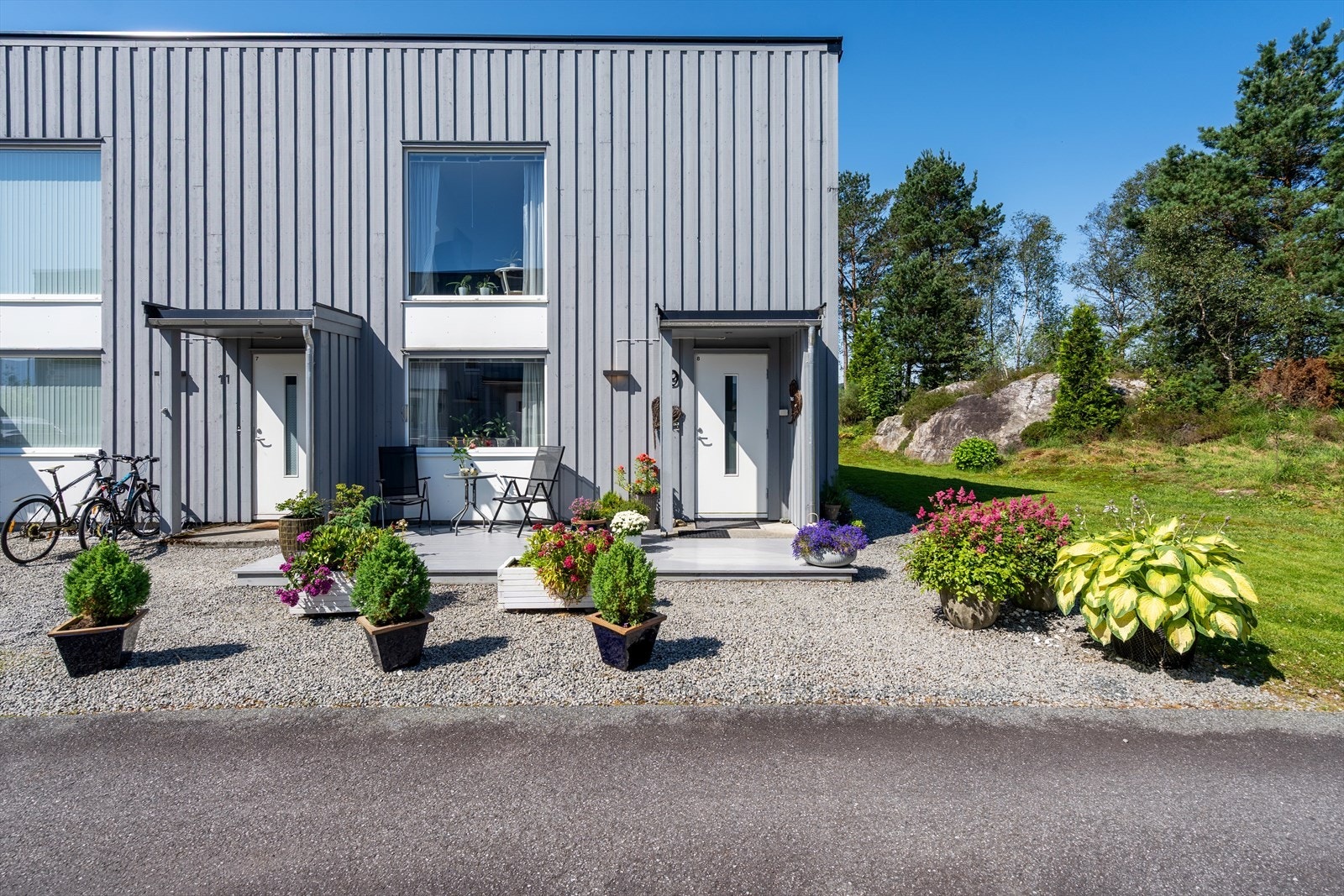 Et hyggelig og velstelt inngangsparti ønsker deg velkommen hjem. Galleribilde