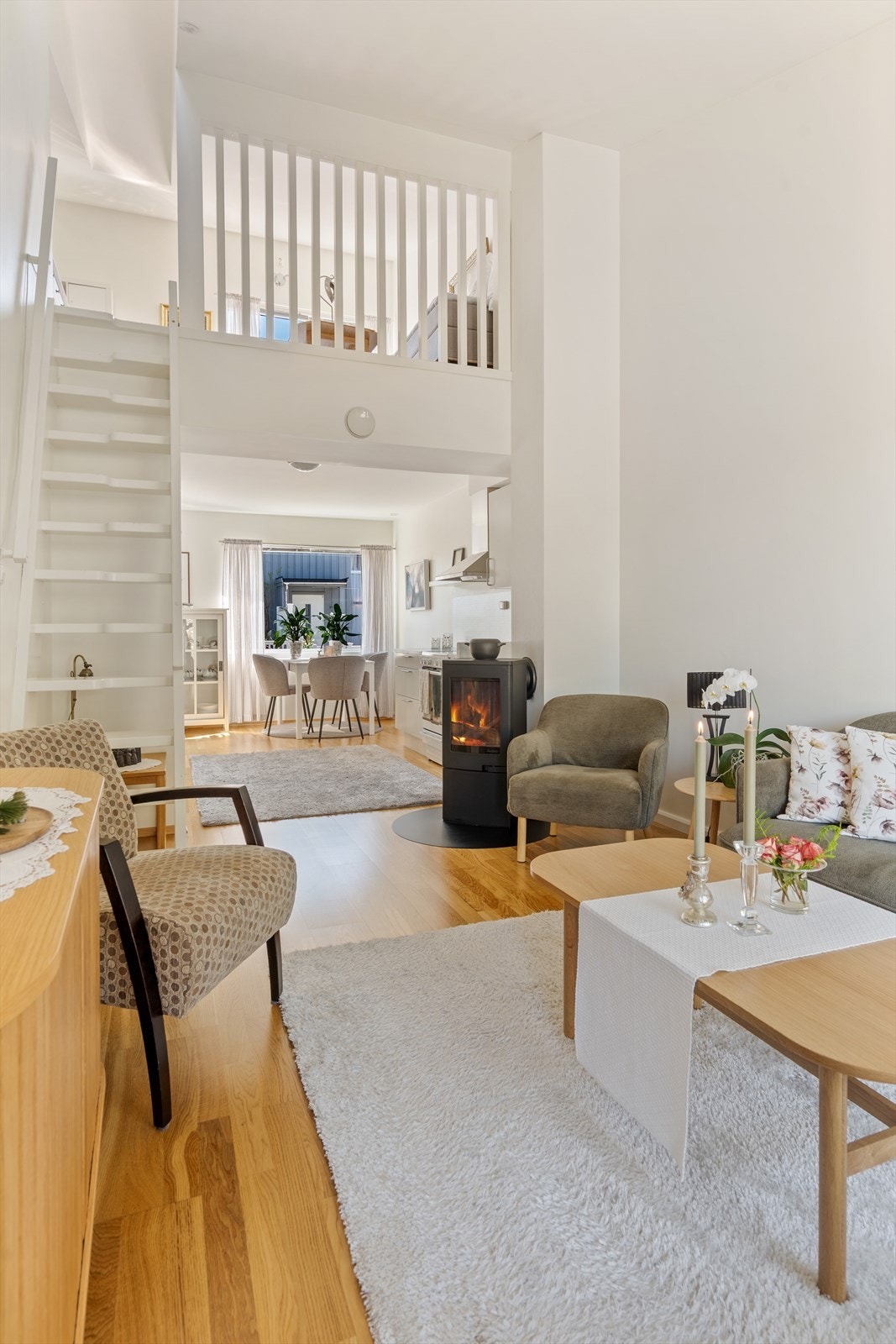 Den åpne løsningen opp til hemsen gir en god romfølelse og rikelig med takhøyde i stuen. Galleribilde