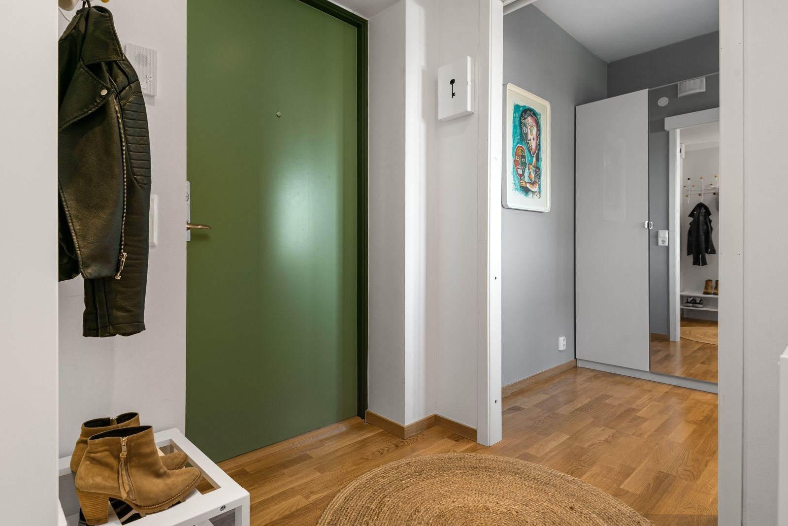 I entrèen er det god plass til å sette fra seg ytterklær og sko. Galleribilde