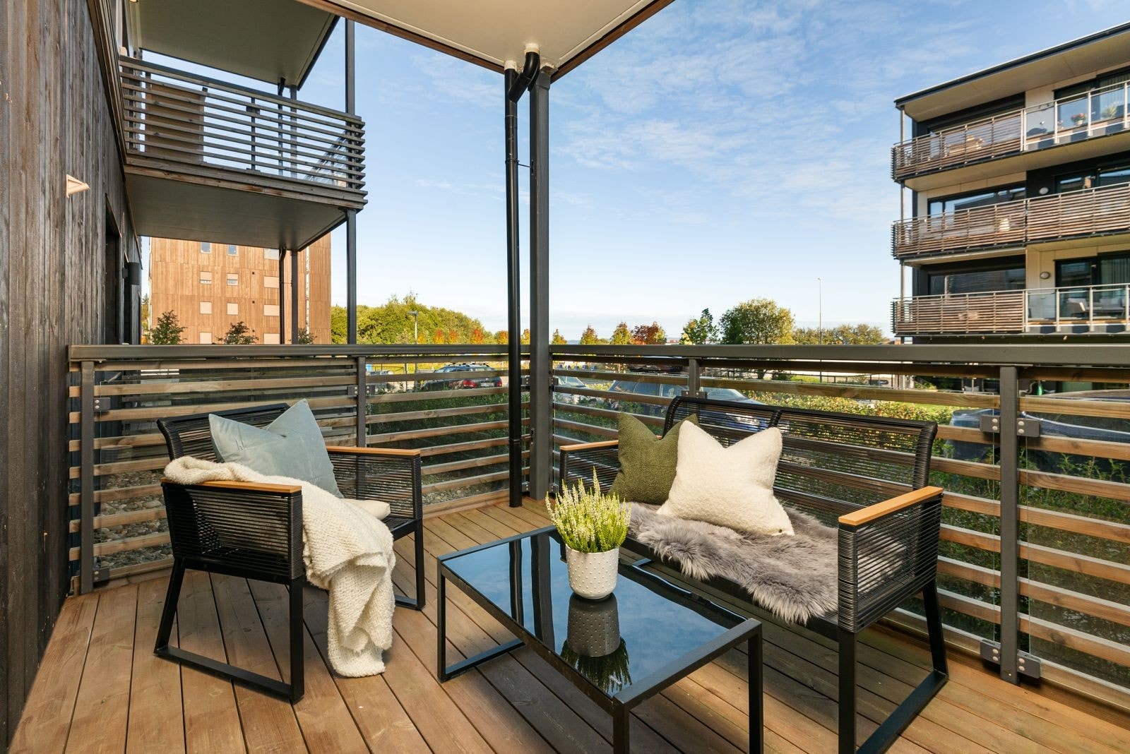Terrassen fungerer som en forlengelse av stuen, perfekt for varme sommerdager. Galleribilde