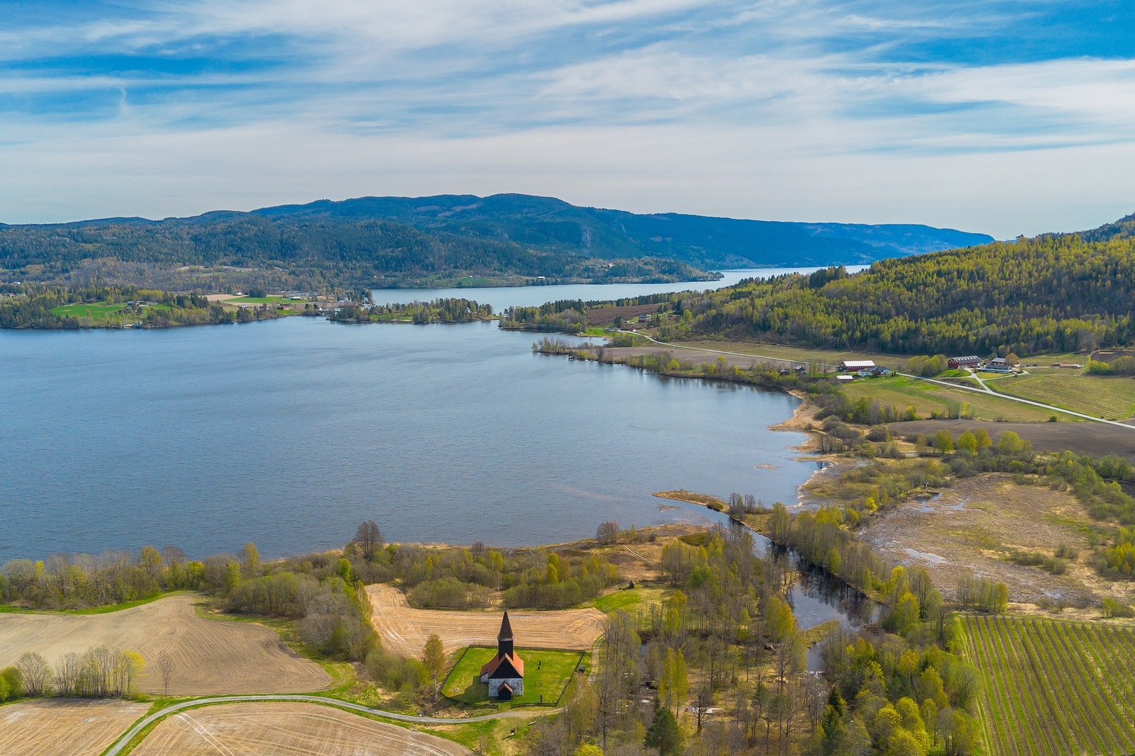 Eikeren med Fiskumvannet er 20 km lang, inntil 2,5 km bred, 156 m dyp (snitt på 89 m), areal på 27 km², og er med det nummer 56 på lista over Norges største innsjøer. Galleribilde