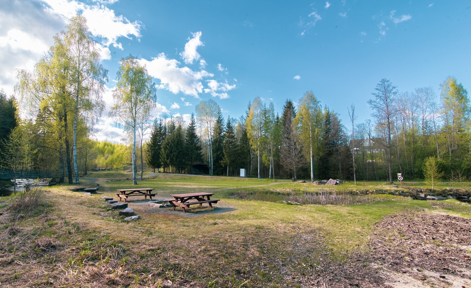 Anfinnsplass er et friluftsområde på Fiskum, som ligger skjermet til i skogkanten ved Fiskumelva. Her er det flere turstier og veier som tar deg videre til fine naturopplevelser. Galleribilde