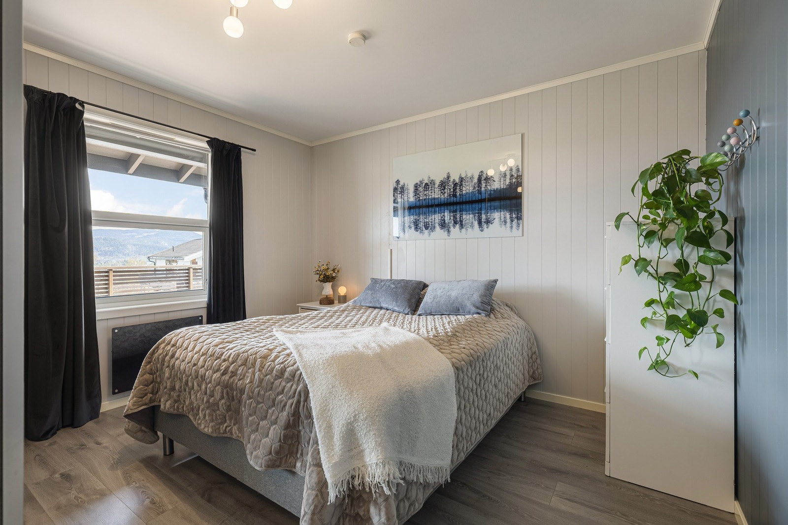 Romslig og rolig soverom med god plass til dobbeltseng, nattbord og øvrig møblement. Galleribilde