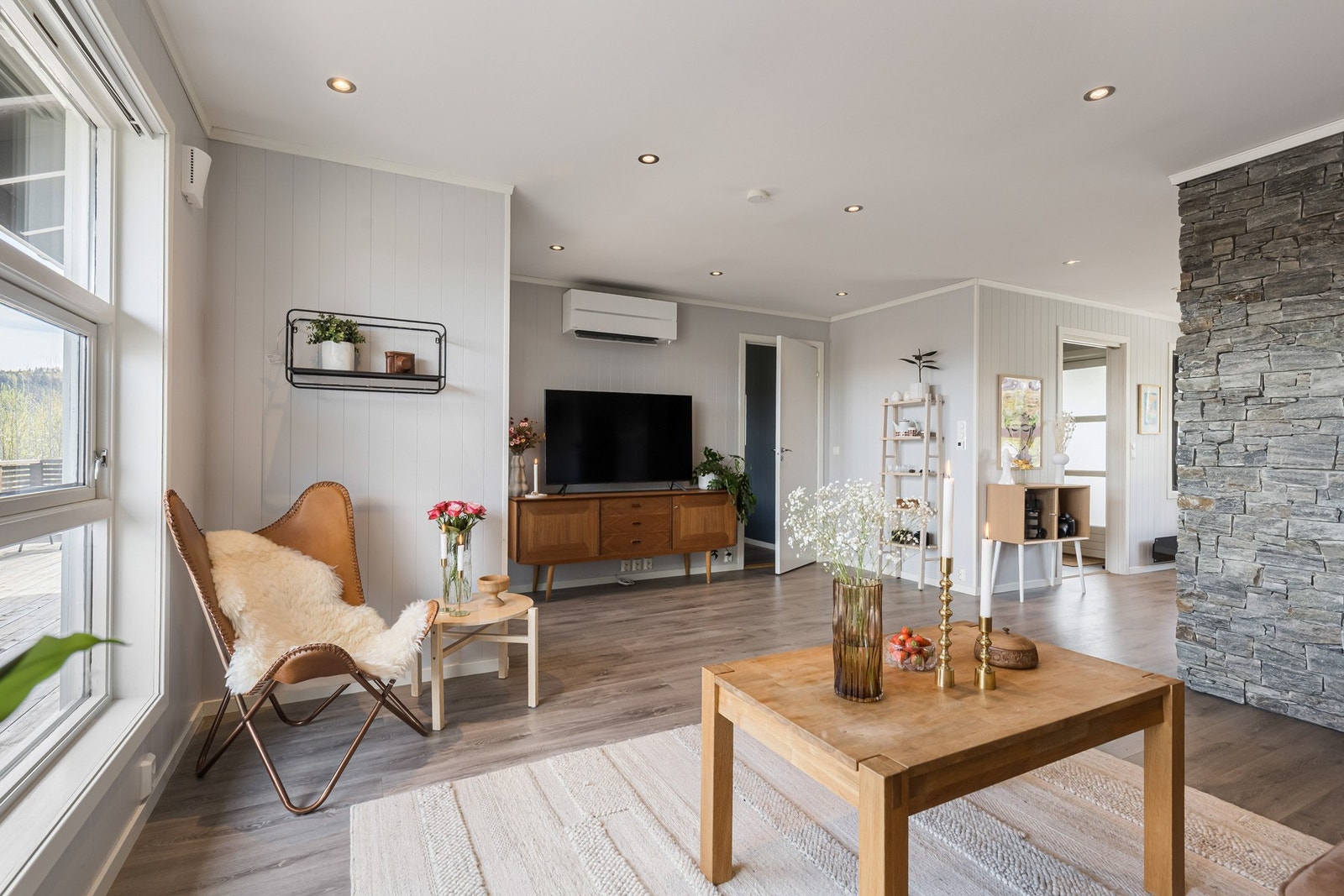 Her er det god plass til både sofagruppe og ønsket møblement, og rommet oppleves som både sosialt og innbydende. Galleribilde