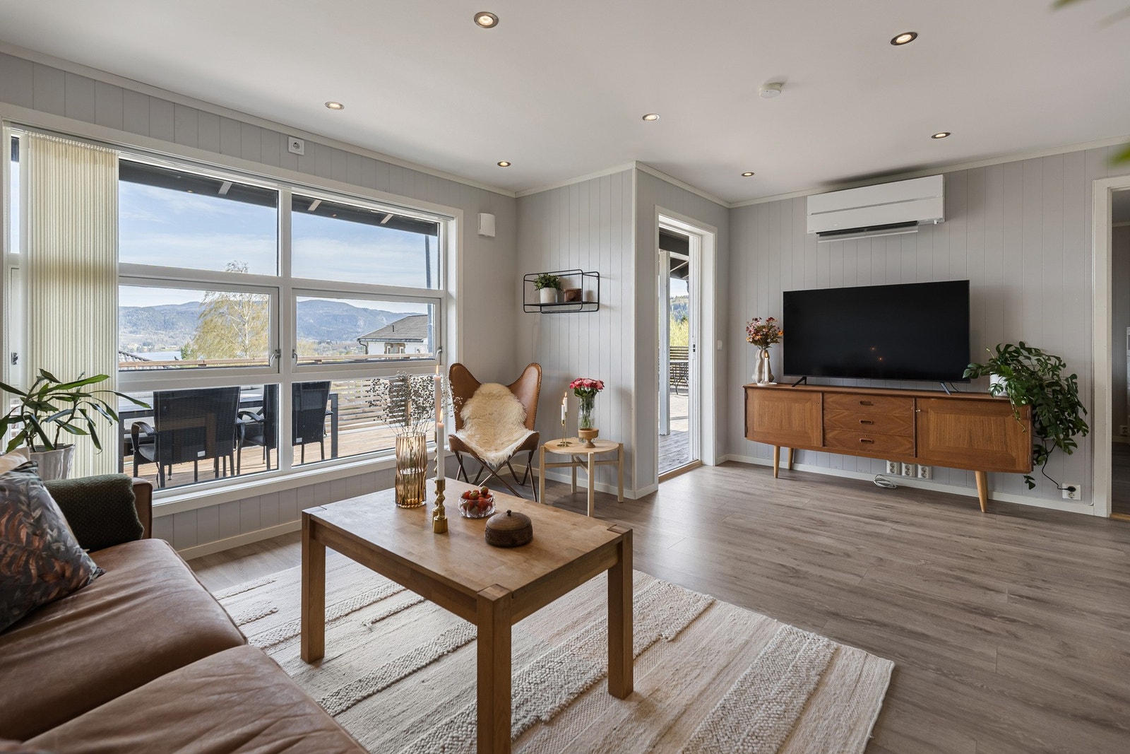 Fra stuen er det direkte utgang til den store terrassen på hele 56 m² - en fantastisk forlengelse av oppholdsrommet Galleribilde