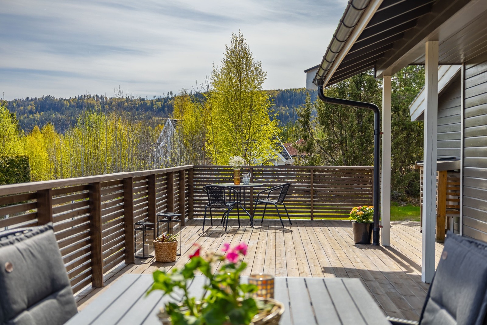 Terrassen gir god plass til både spisegruppe, loungeområde og grill - perfekt for sosiale sammenkomster. Galleribilde