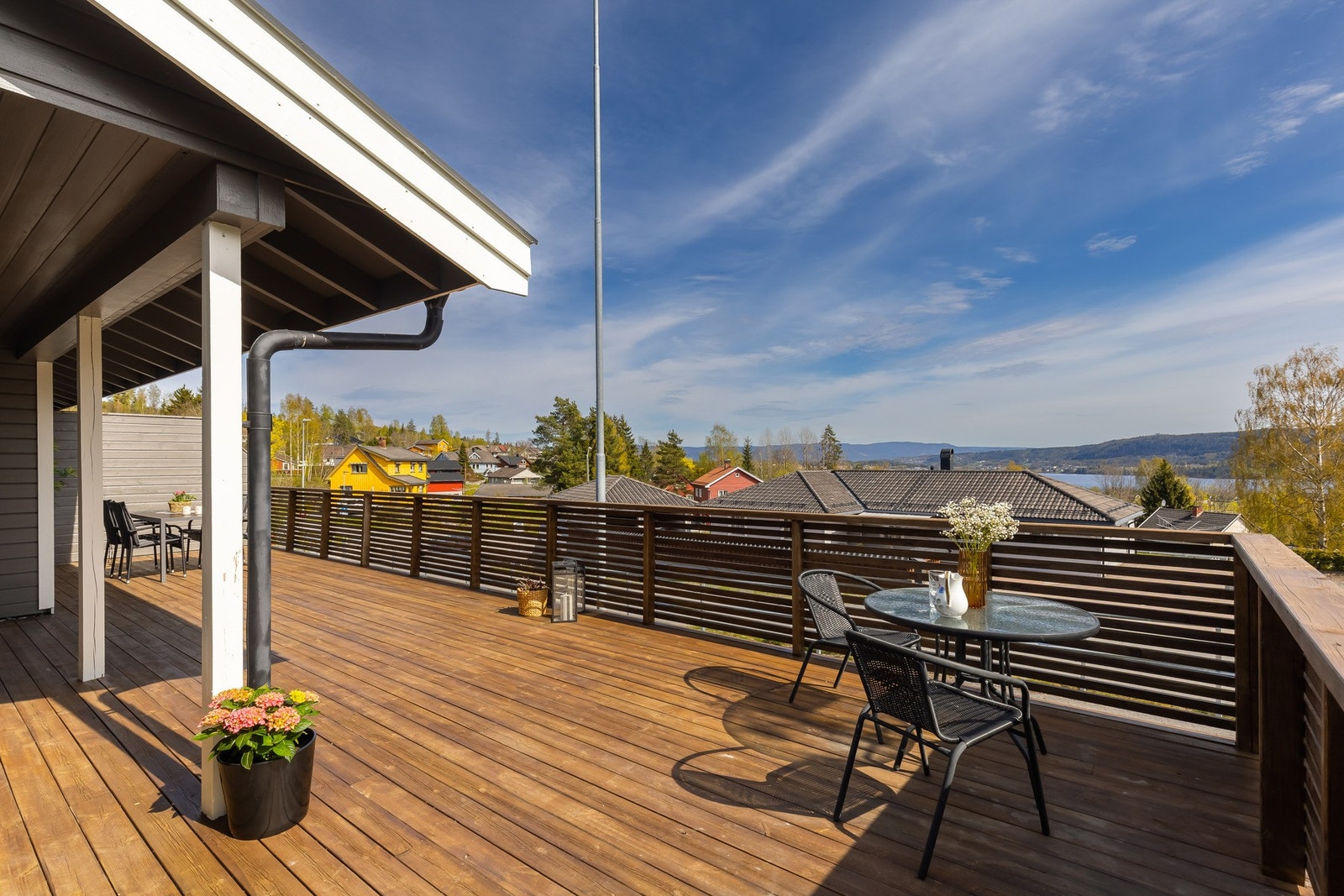 Vertikaldelt tomannsbolig beliggende i ett veletablert boligområde med frittliggende eneboliger og med gangavstand til Fiskumvannet og Eikeren.
Foto: Kasper van Wallinga
FOTOGRAF WALLINGA AS Galleribilde