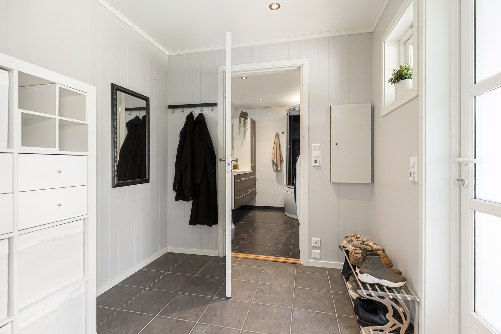 Lys og innbydende entré med varmekabler i gulv som gir en komfortabel start på dagen. Galleribilde