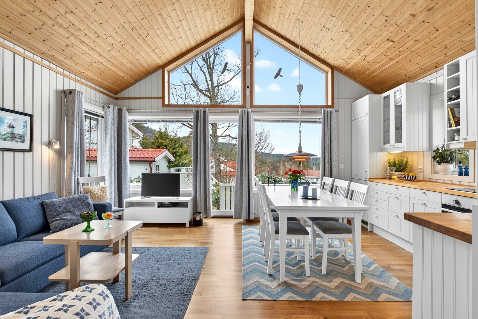 Hytta har god takhøyde med store vinduer som slipper inn omgivelsene og rikelig med naturlig lys. Galleribilde