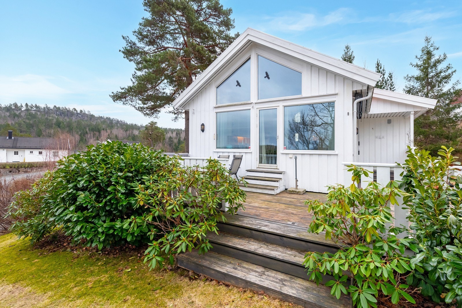 En innholdsrik og meget sjarmerende hytte beliggende i et attraktivt hyttefelt på Hantho. Galleribilde