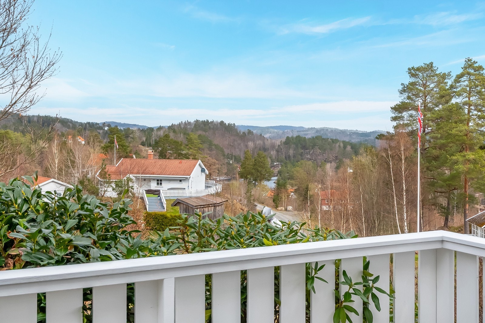 Marina og bryggeanlegg er en kort spasertur unna. Galleribilde