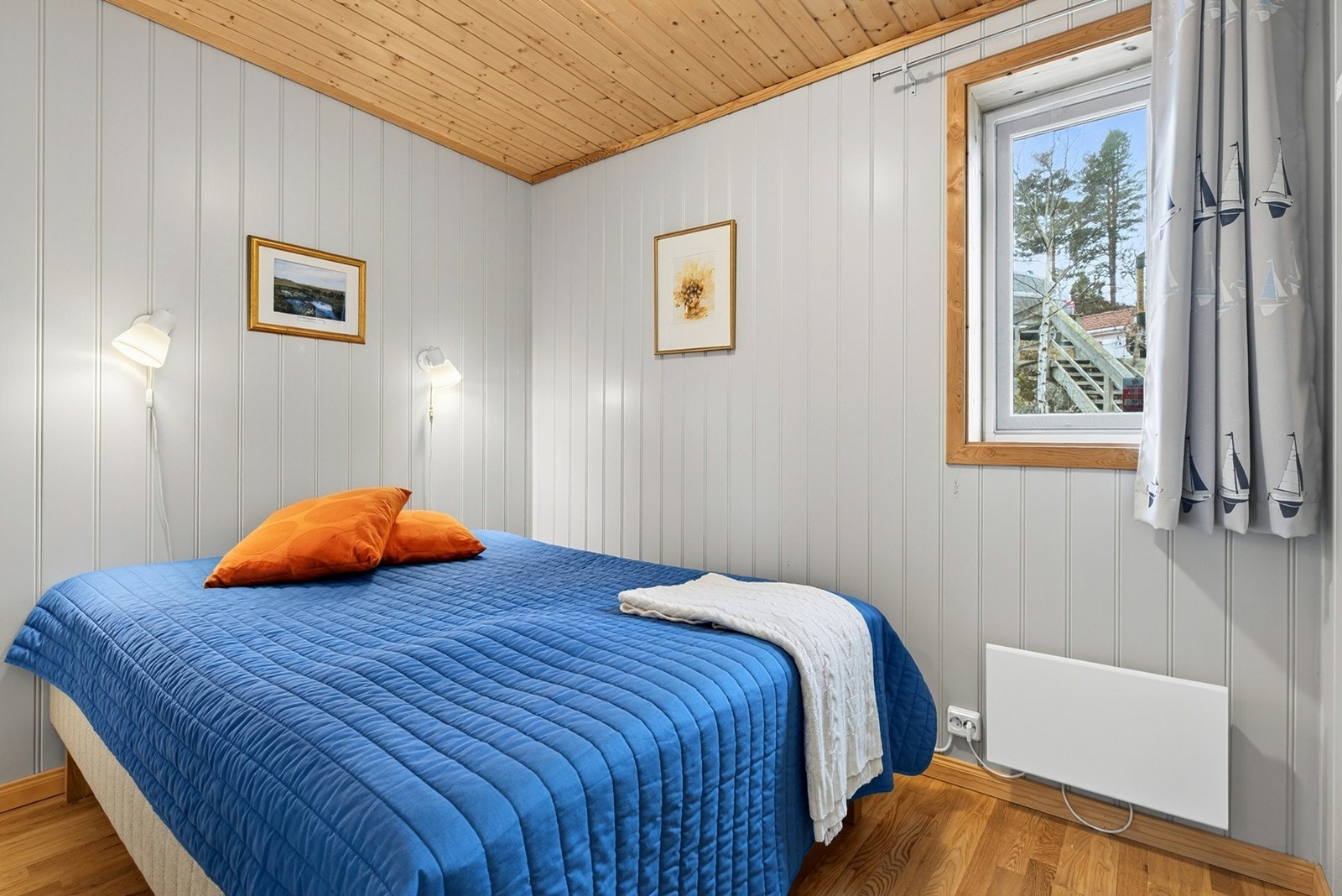 Stort hovedsoverom i lune farger. En god natt søvn er viktig - også på hytta. Galleribilde