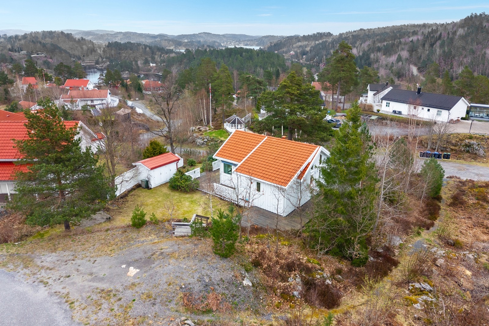 Det er parkering i toppen av trappa, og man kommer seg enkelt ned til hytta. Galleribilde
