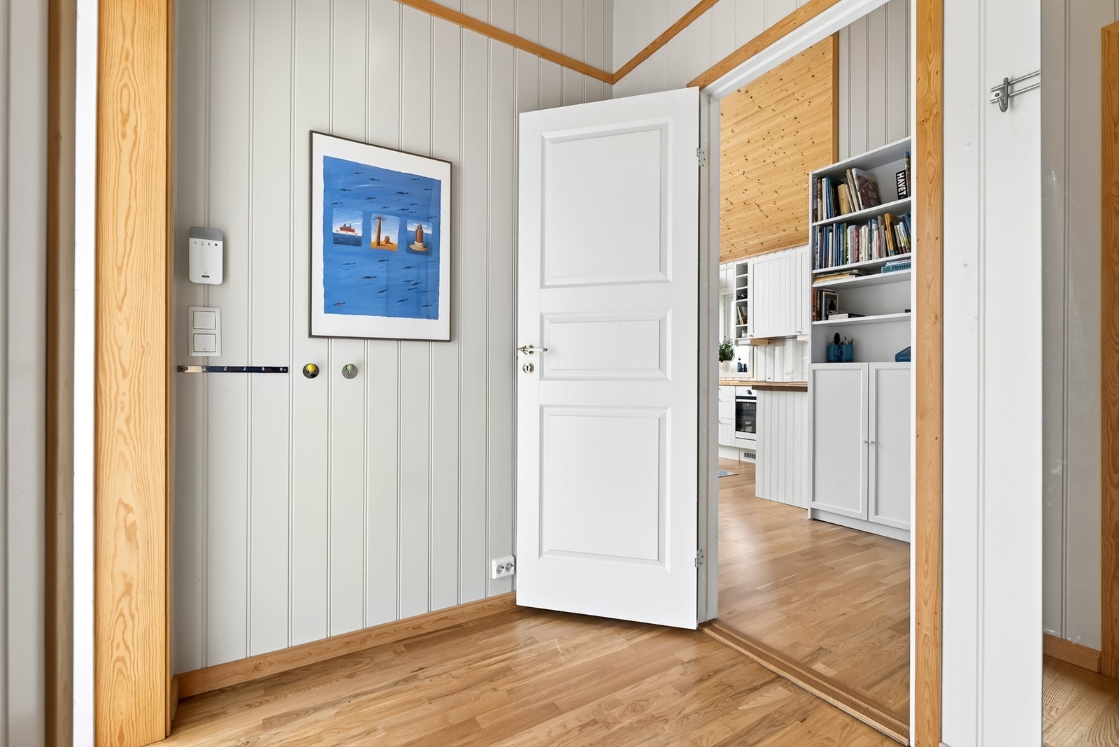 Innbydende gang som ønsker deg velkommen hjem. Galleribilde