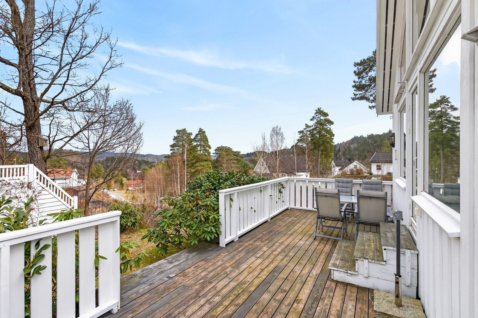 Terrasse foran hytta i flotte omgivelser. Hytta har hele 72 kvm. med terrasseareal totalt, så her er det god plass til det aller meste. Galleribilde