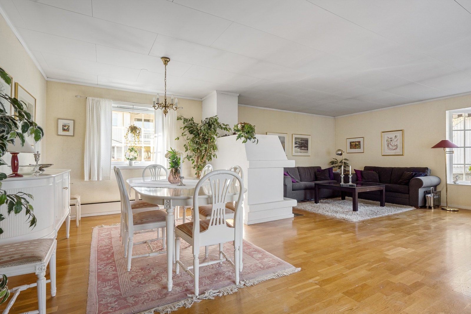 Stuen byr på generøse møbleringsmuligheter og en naturlig inndeling mellom spisestue og stuen. Galleribilde