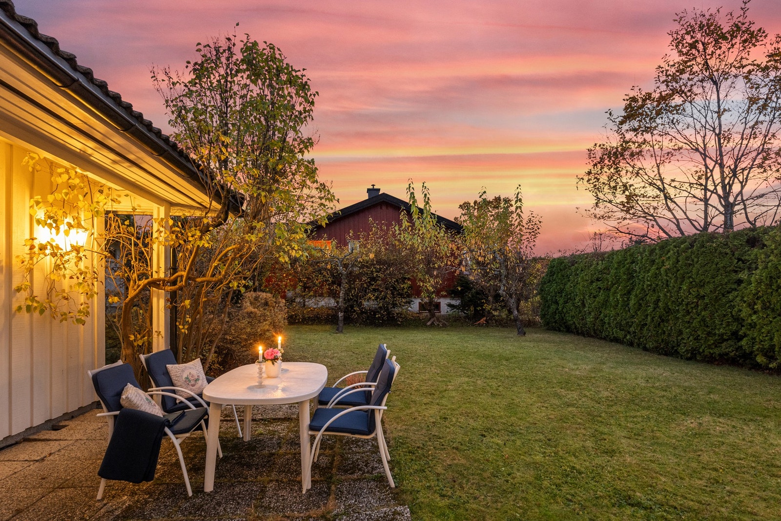 Stor og innbydende gressplen - ideell for trampoline, ballspill og sommeraktiviteter. Galleribilde
