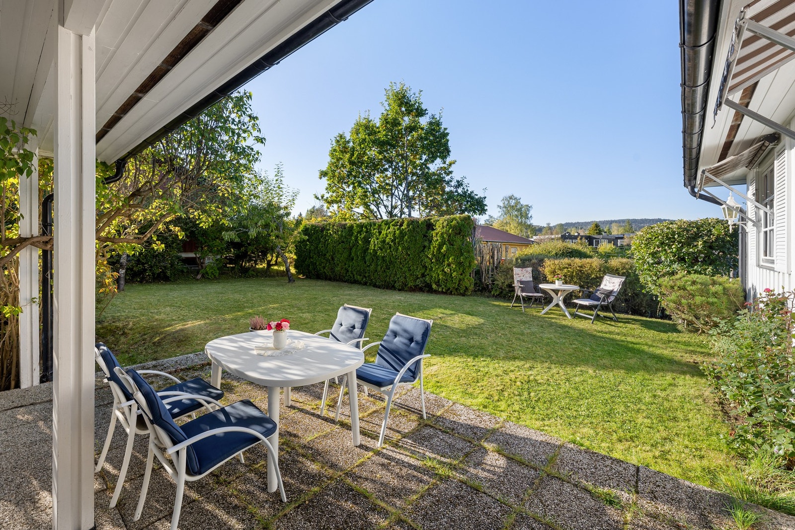 En flott opparbeidet tomt med pene hekker som gir både struktur og skjerming. Galleribilde